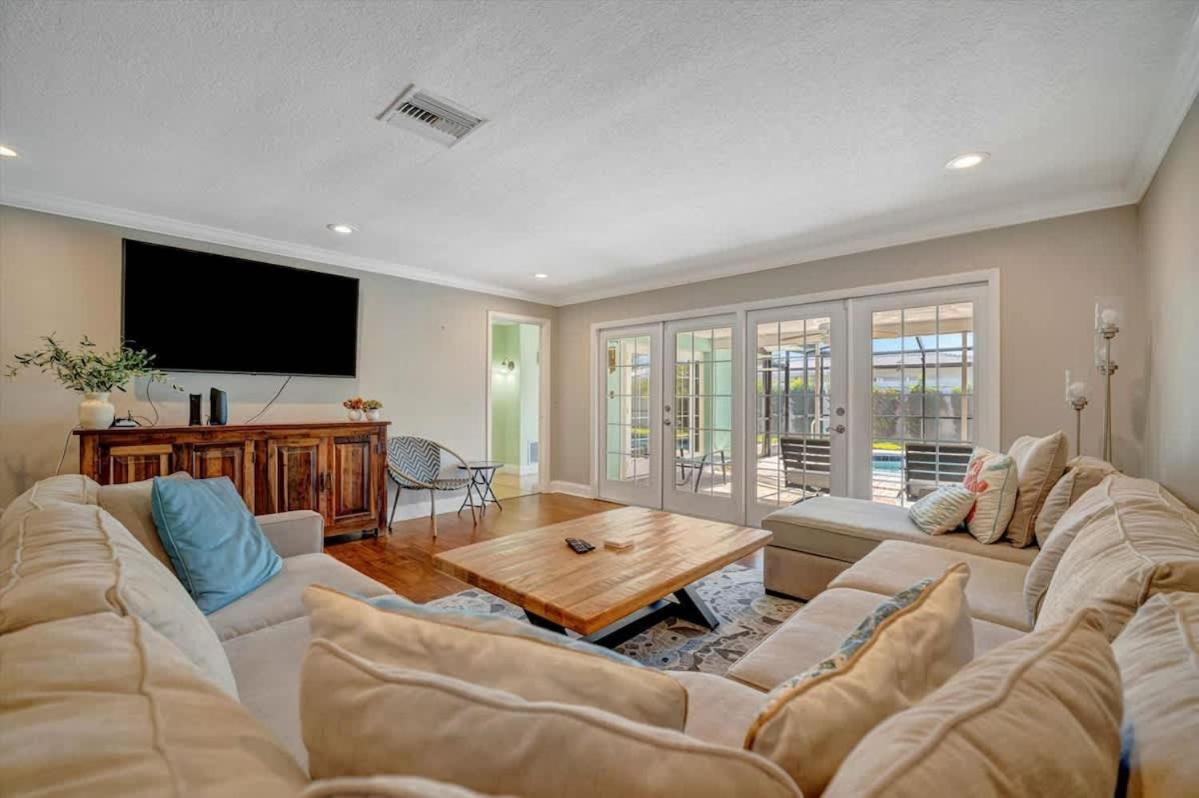 The Crown House 4b Pool Home 6 mins to IR Beach