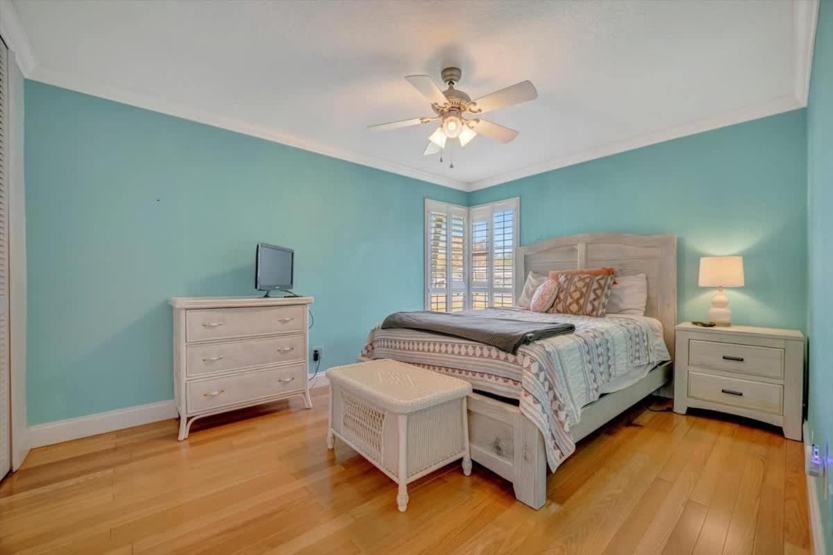 The Crown House 4b Pool Home 6 mins to IR Beach