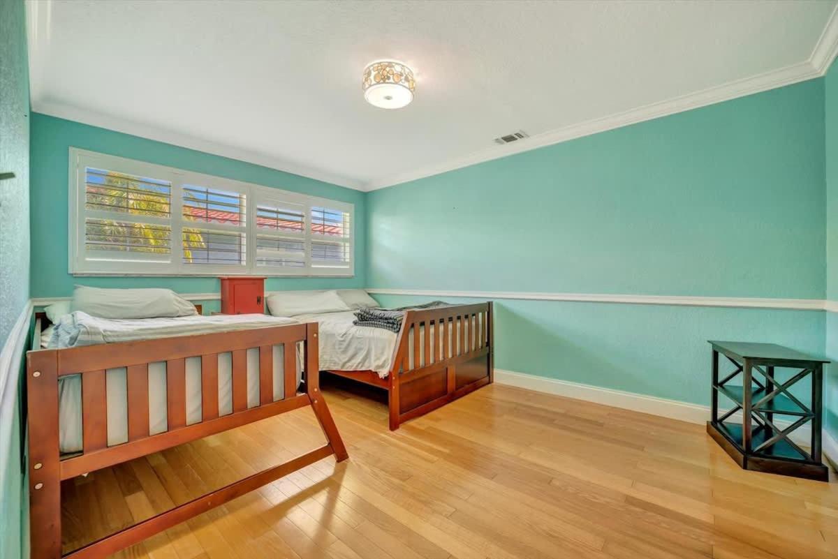 The Crown House 4b Pool Home 6 mins to IR Beach