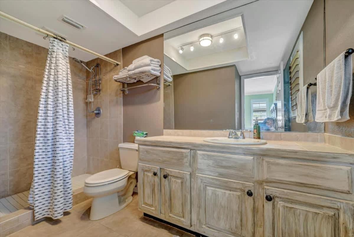 The Crown House 4b Pool Home 6 mins to IR Beach