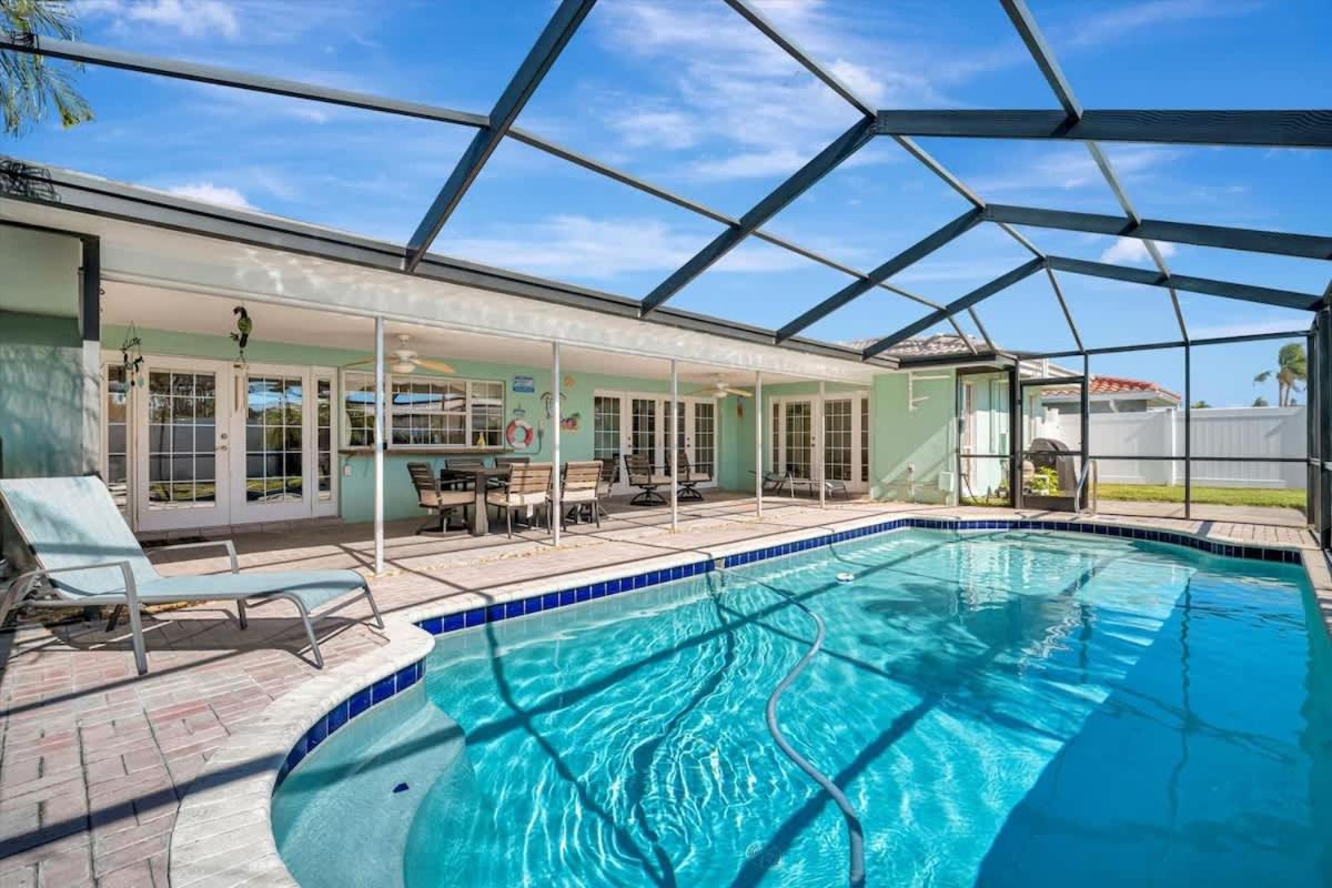 The Crown House 4b Pool Home 6 mins to IR Beach