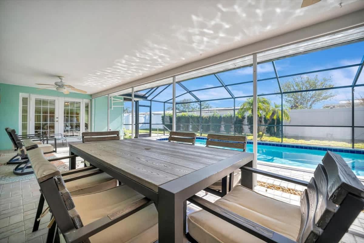 The Crown House 4b Pool Home 6 mins to IR Beach