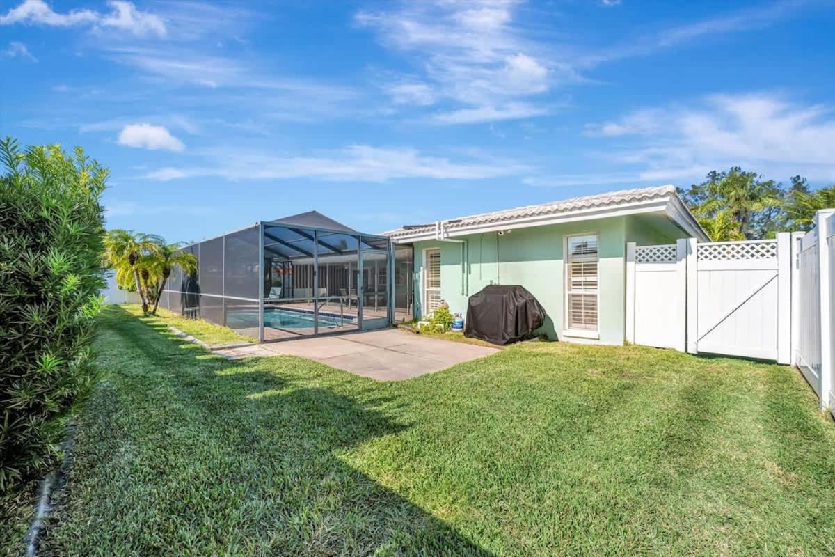The Crown House 4b Pool Home 6 mins to IR Beach
