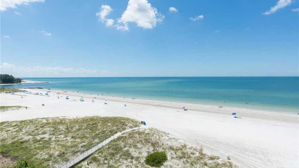The Crown House 4b Pool Home 6 mins to IR Beach