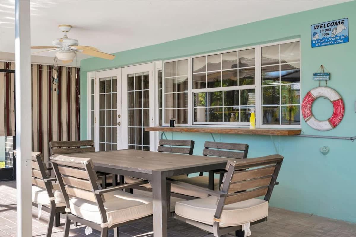 The Crown House 4b Pool Home 6 mins to IR Beach