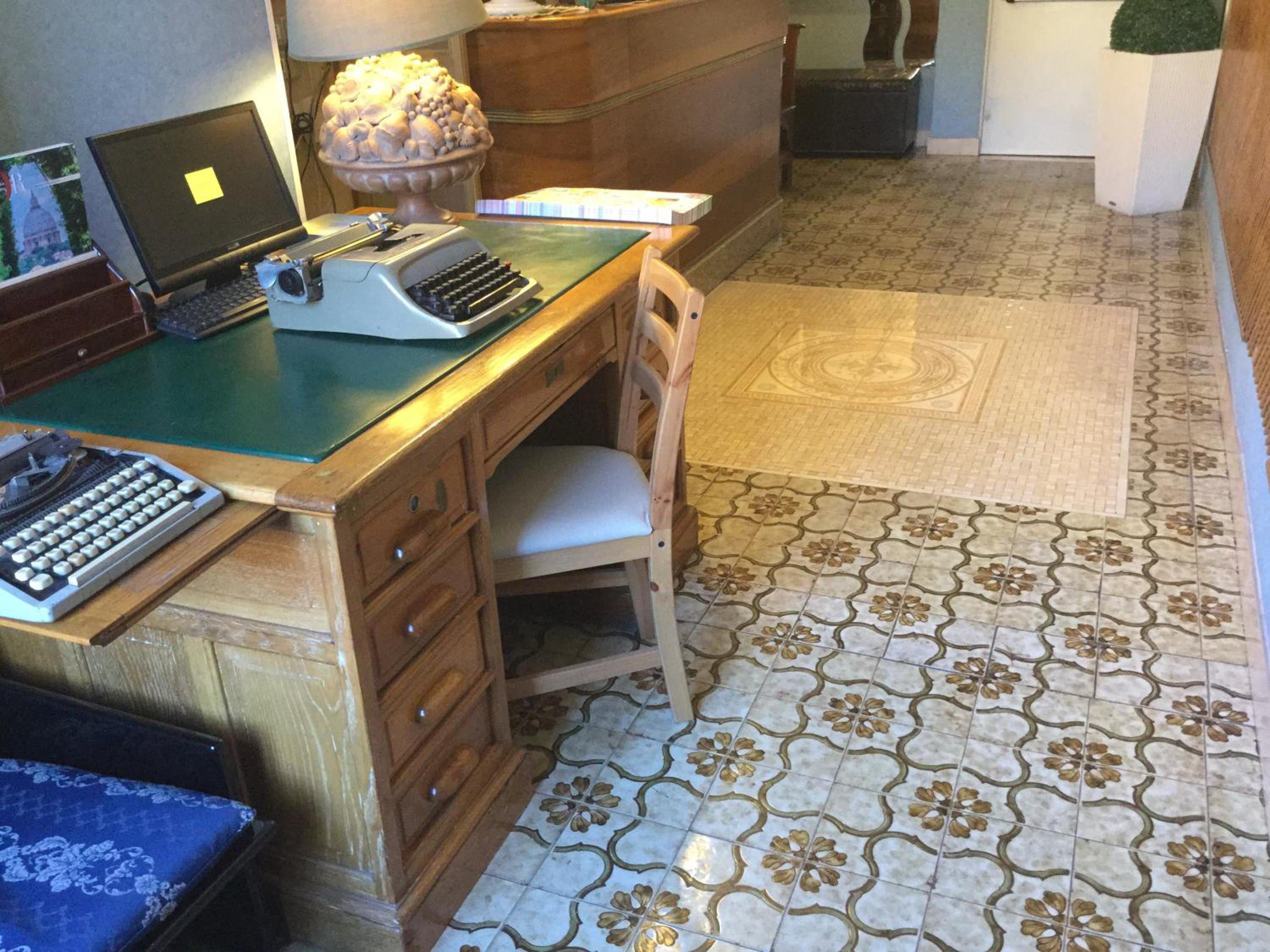 Hotel Touring - Image 4