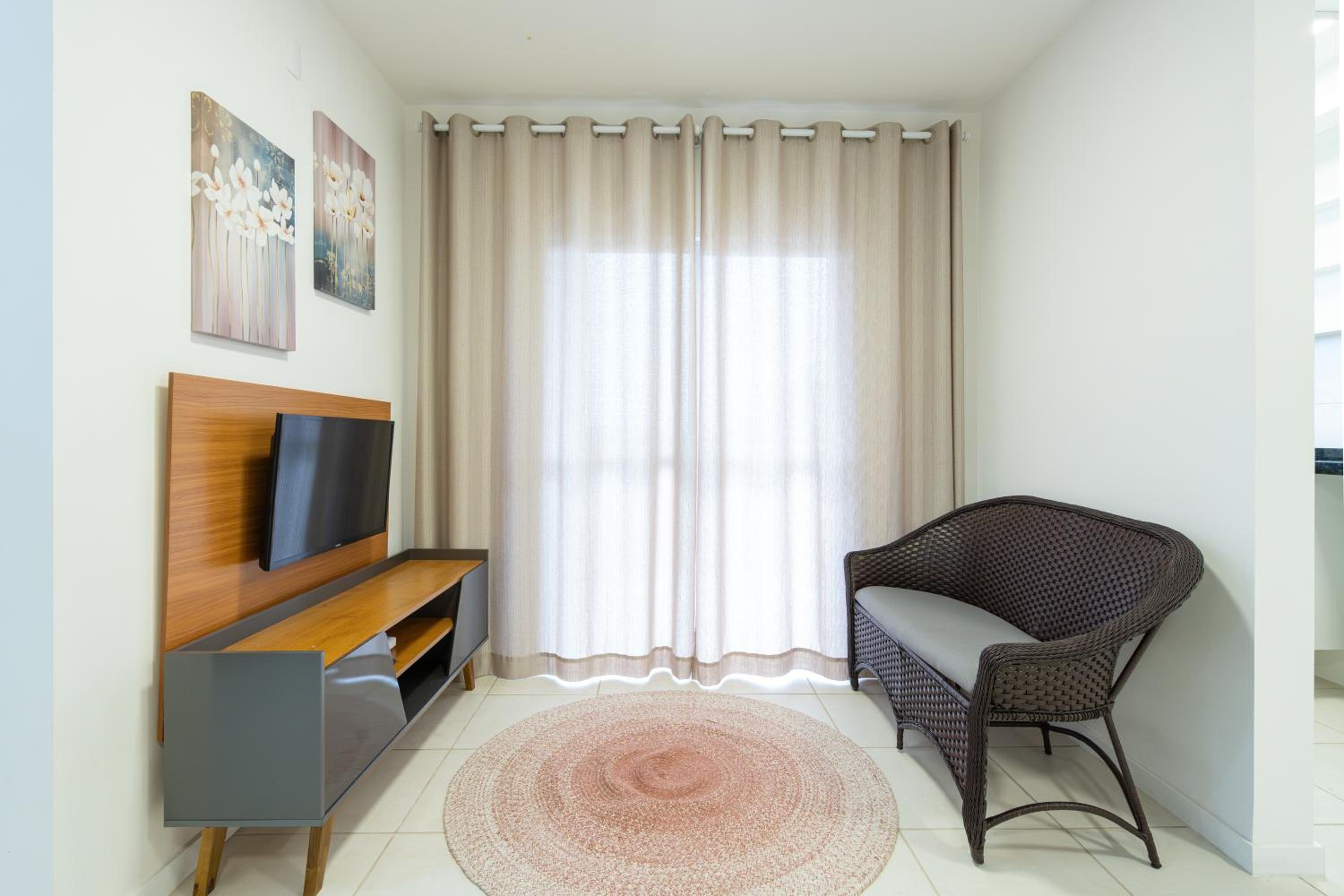Apartamentos a 150 M DA PRAIA com SACADA, WI-FI, PISCINA, PORTARIA 24h, PLAYGROUND e vaga de GARAGEM