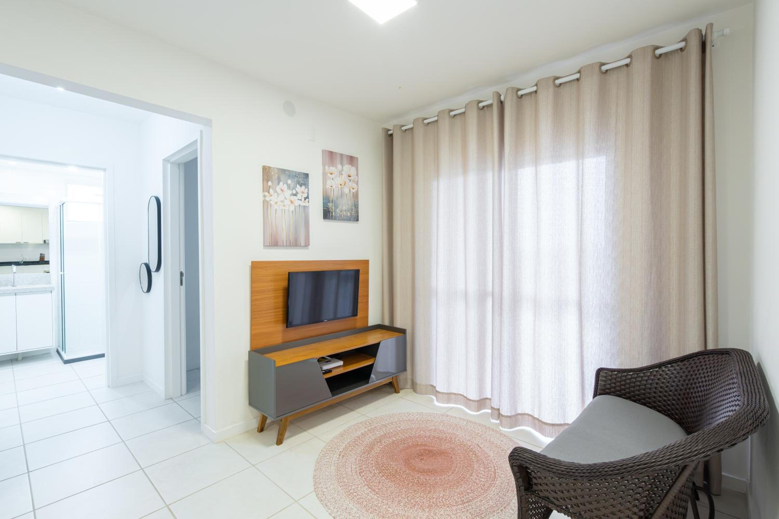 Apartamentos a 150 M DA PRAIA com SACADA, WI-FI, PISCINA, PORTARIA 24h, PLAYGROUND e vaga de GARAGEM