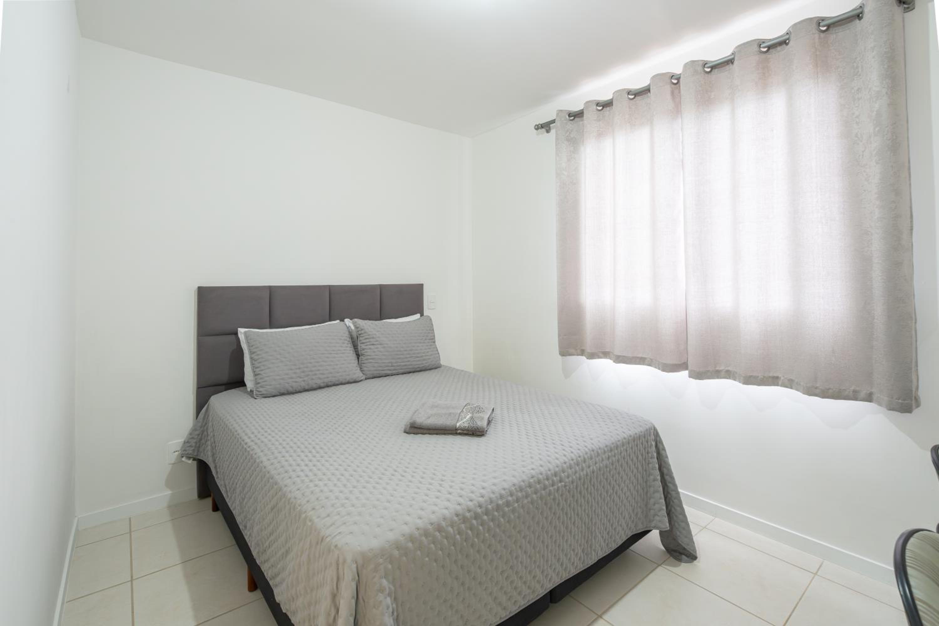 Apartamentos a 150 M DA PRAIA com SACADA, WI-FI, PISCINA, PORTARIA 24h, PLAYGROUND e vaga de GARAGEM