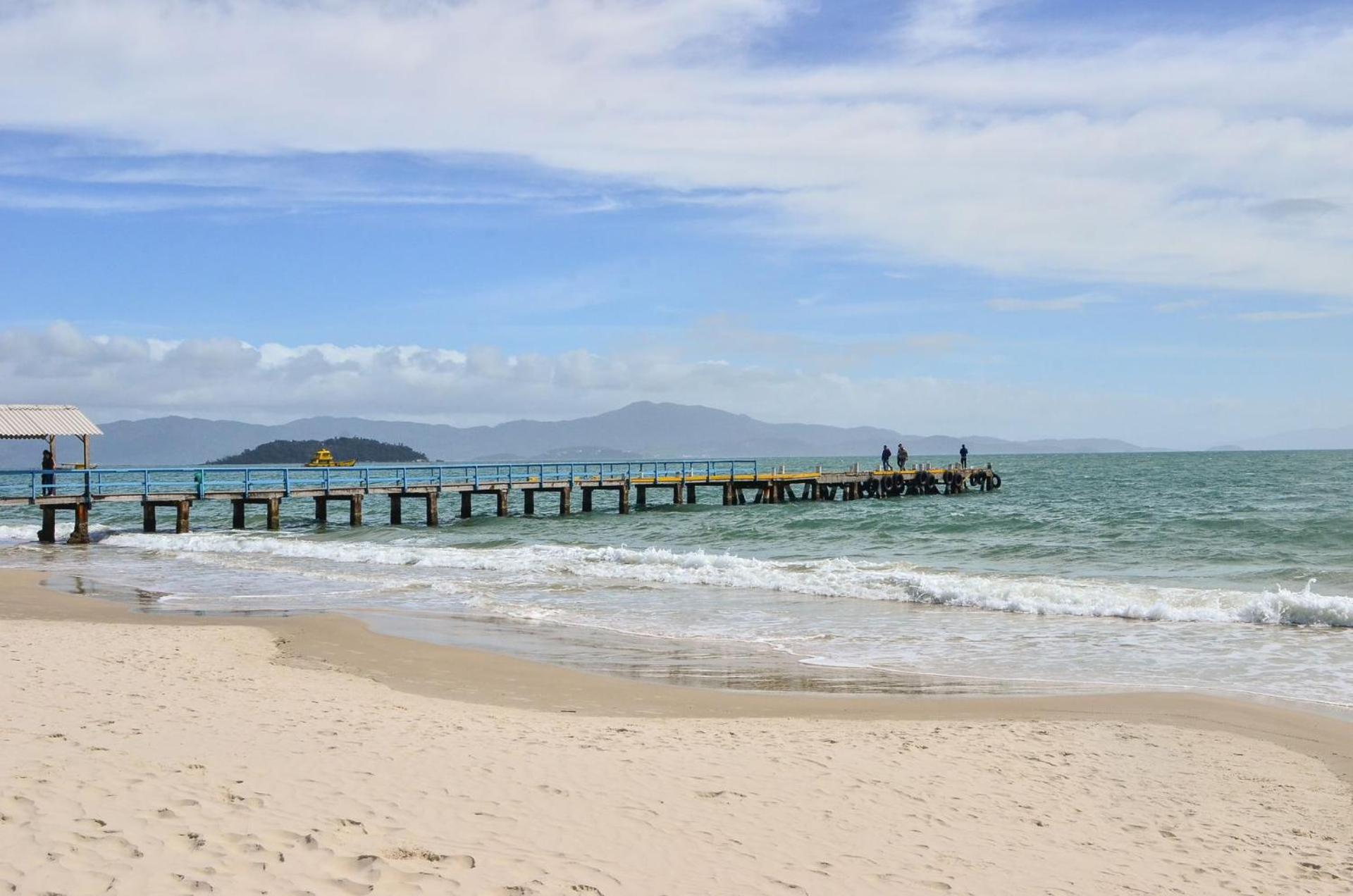 Apto junto a praia em Canasvieiras UQ9723