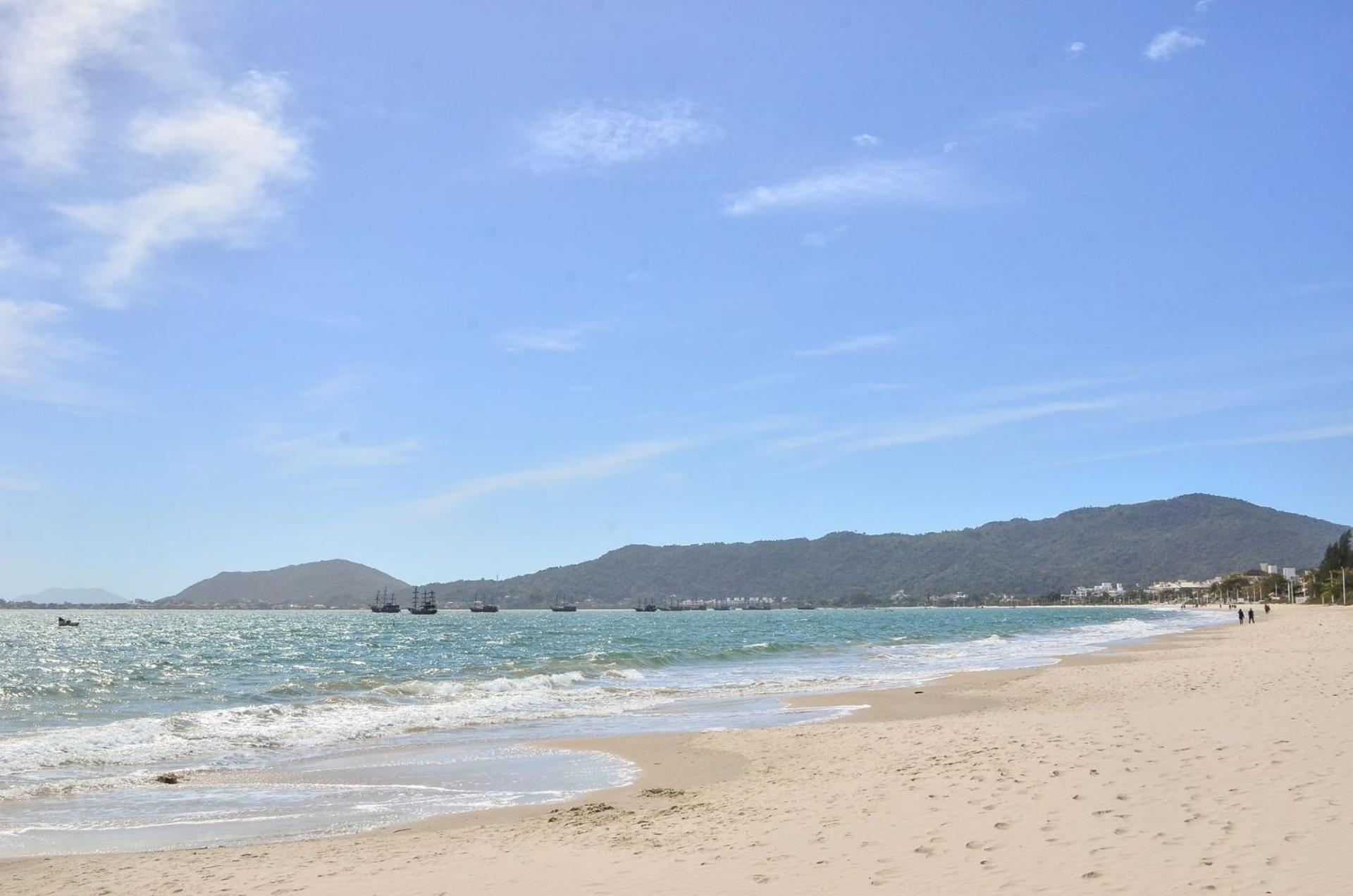 Apto junto a praia em Canasvieiras UQ9723