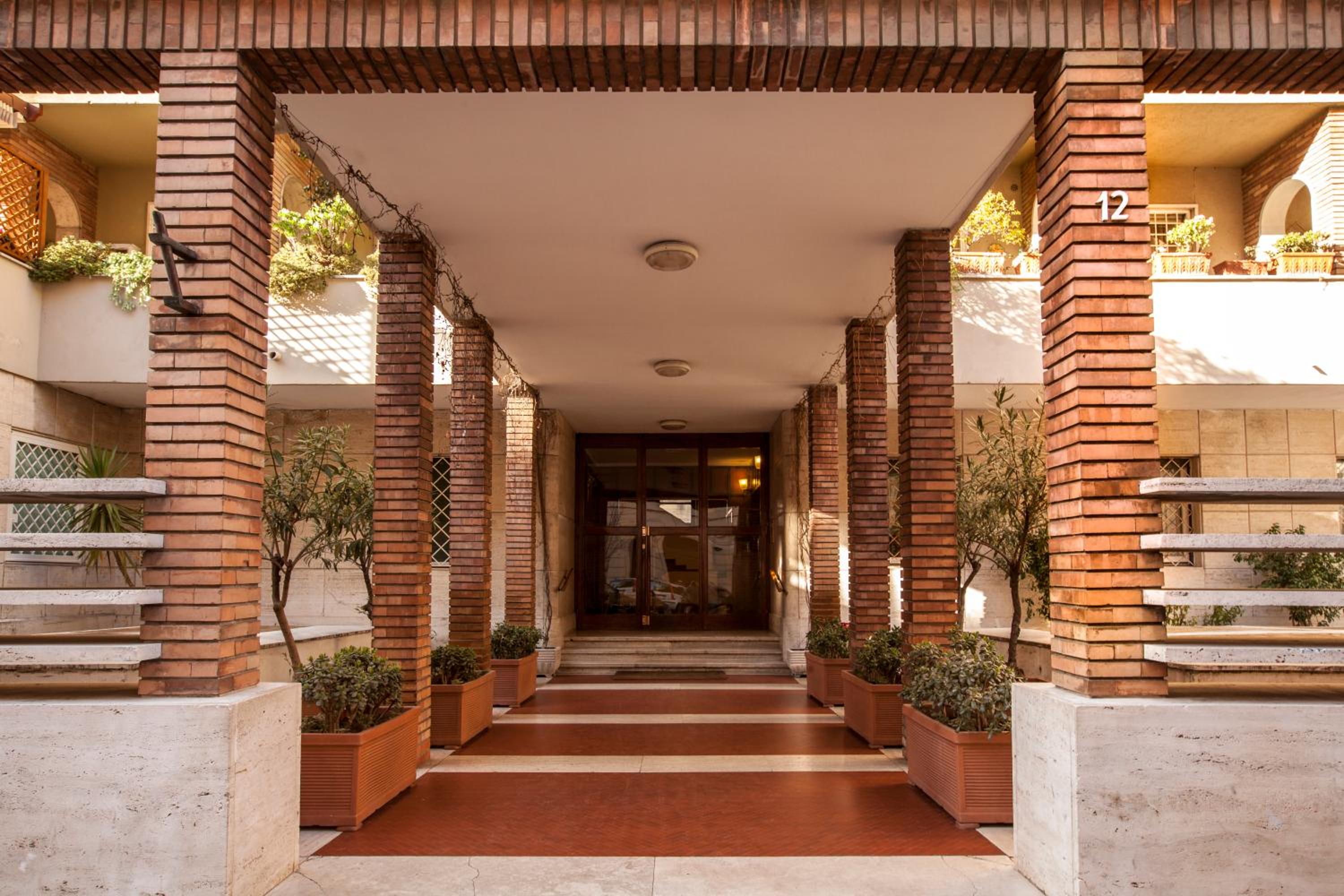 Hotel Un Attimo A Roma B&B - Image 1