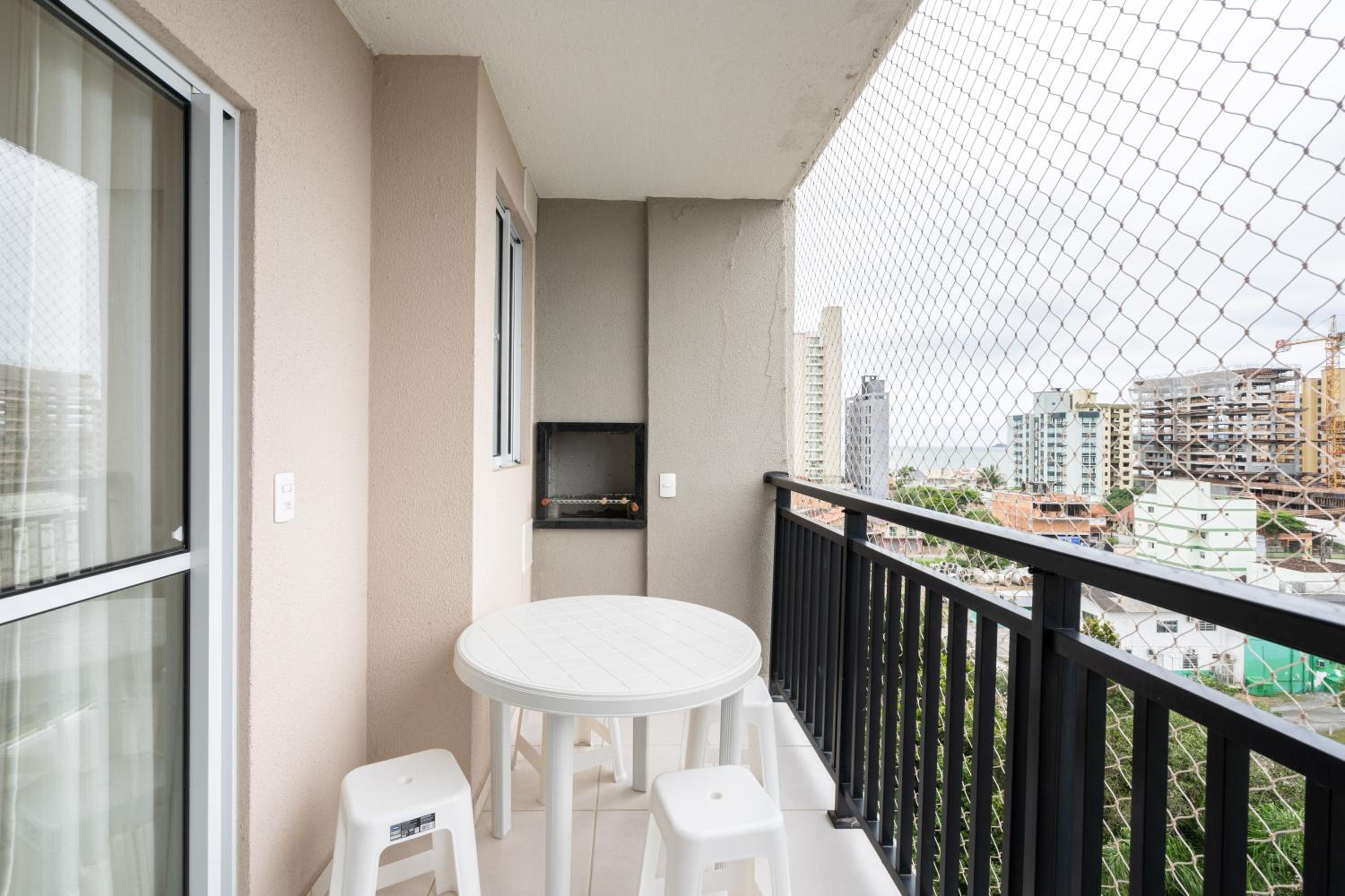 Apartamentos a 150 M DA PRAIA com SACADA, WI-FI, PISCINA, PORTARIA 24h, PLAYGROUND e vaga de GARAGEM