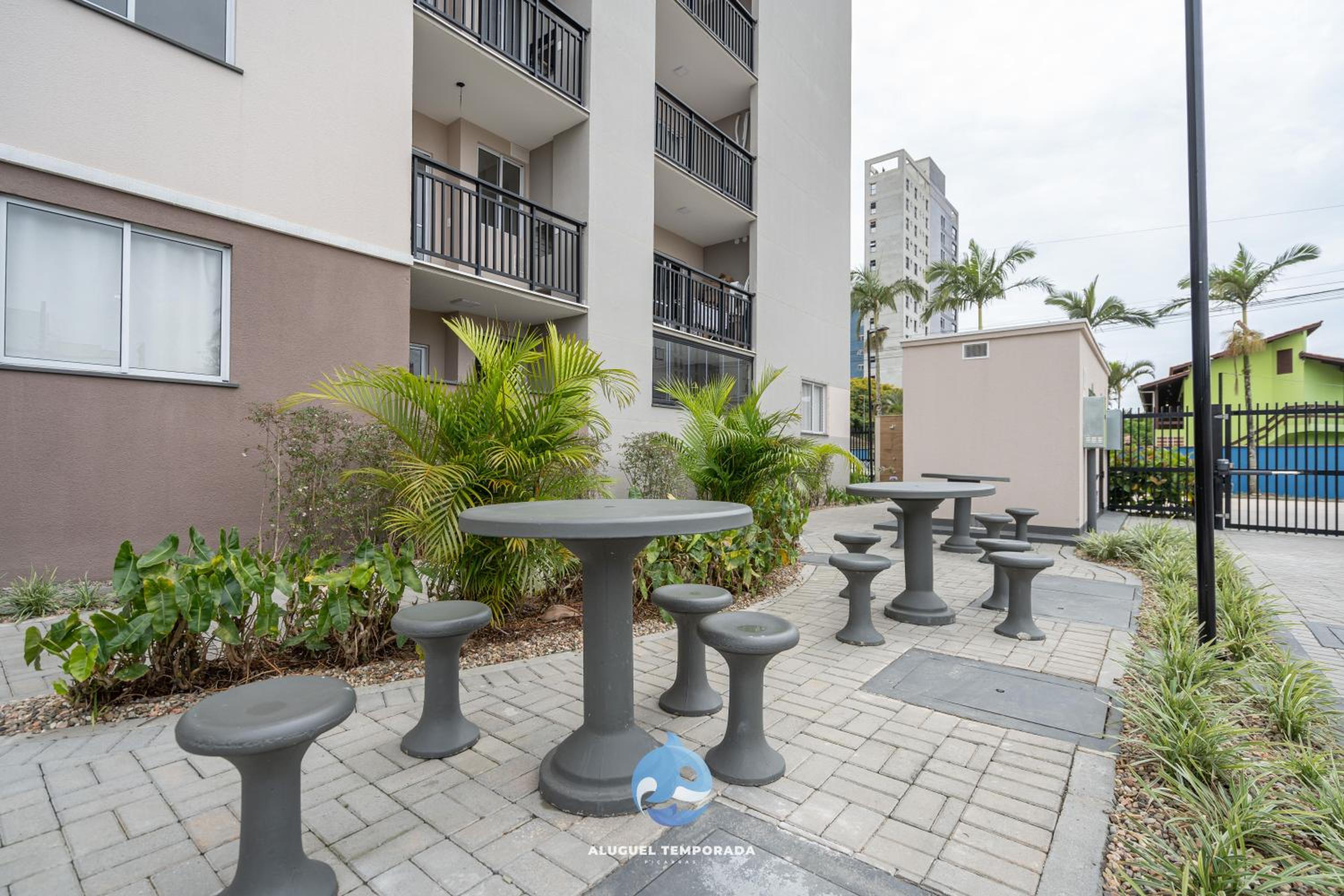 Apartamentos a 150 M DA PRAIA com SACADA, WI-FI, PISCINA, PORTARIA 24h, PLAYGROUND e vaga de GARAGEM