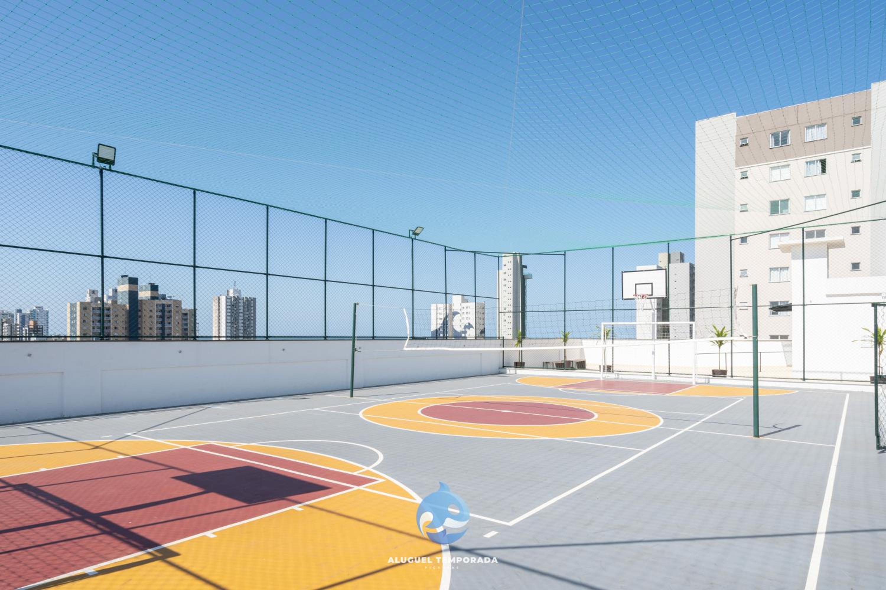 Apartamentos a 150 M DA PRAIA com SACADA, WI-FI, PISCINA, PORTARIA 24h, PLAYGROUND e vaga de GARAGEM