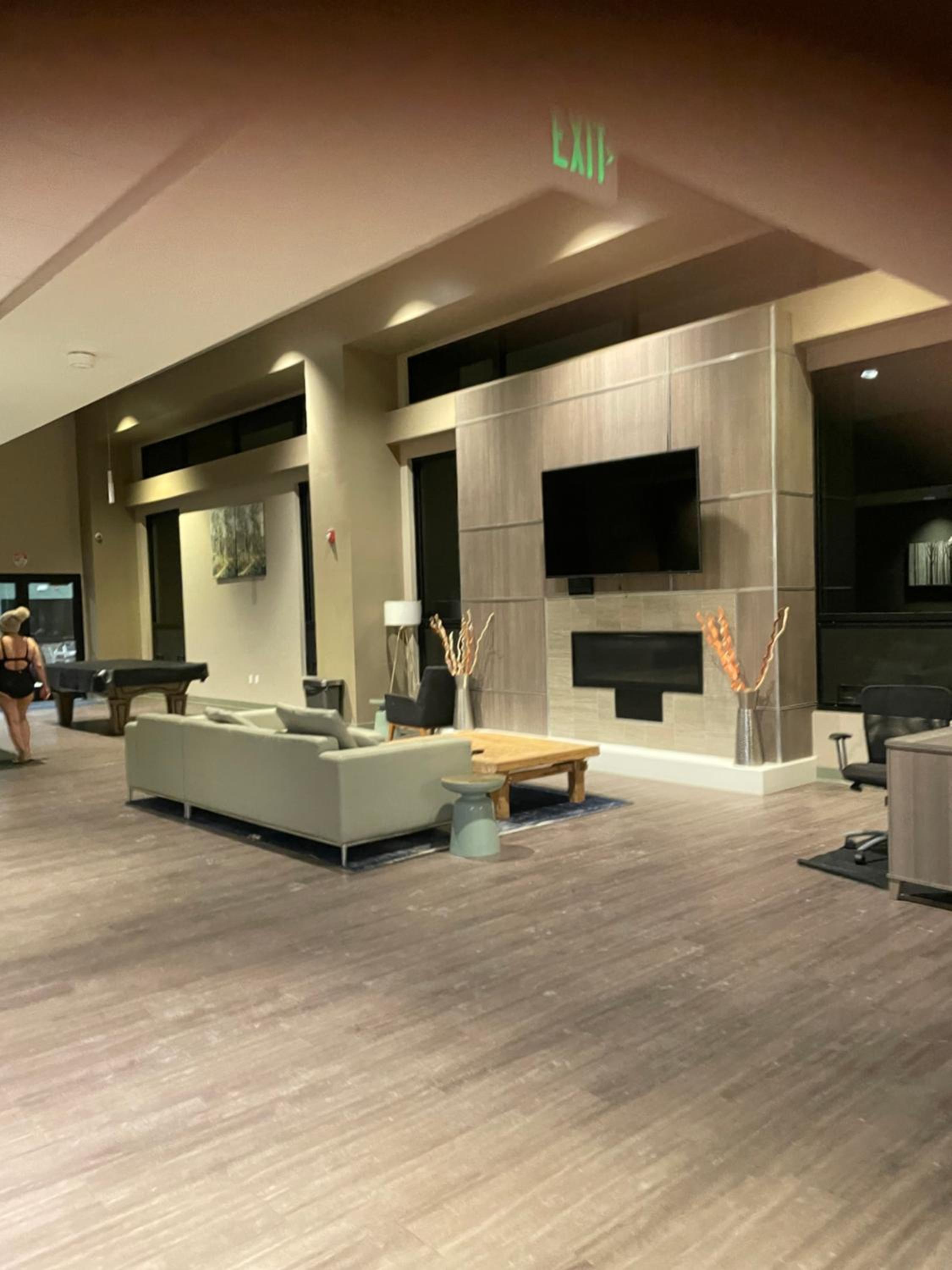 Riverfront Retreat Just 7 Minutes from the Resort, with a Hot Tub and Pool walk to downtown