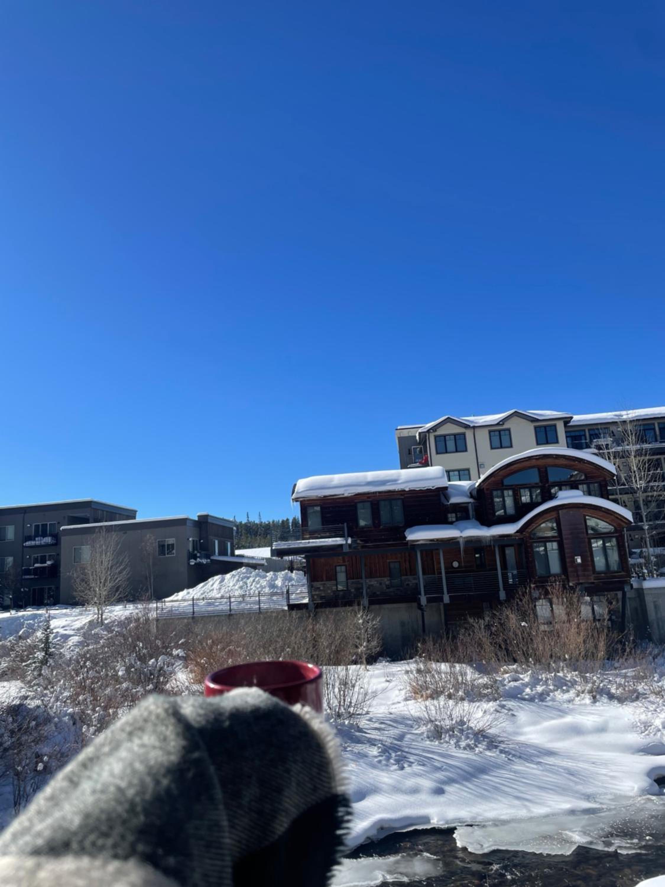 Riverfront Retreat Just 7 Minutes from the Resort, with a Hot Tub and Pool walk to downtown