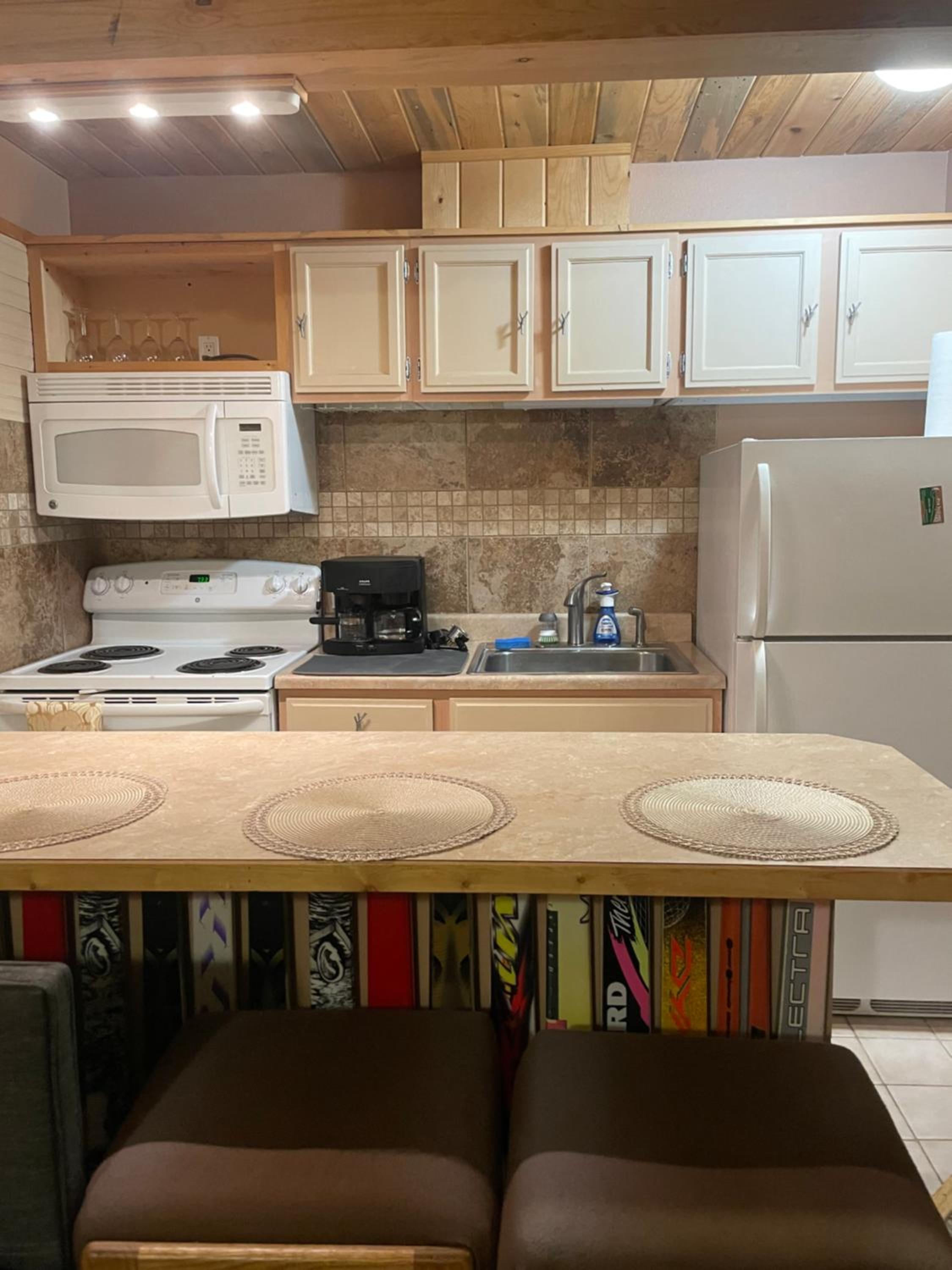 Riverfront Retreat Just 7 Minutes from the Resort, with a Hot Tub and Pool walk to downtown