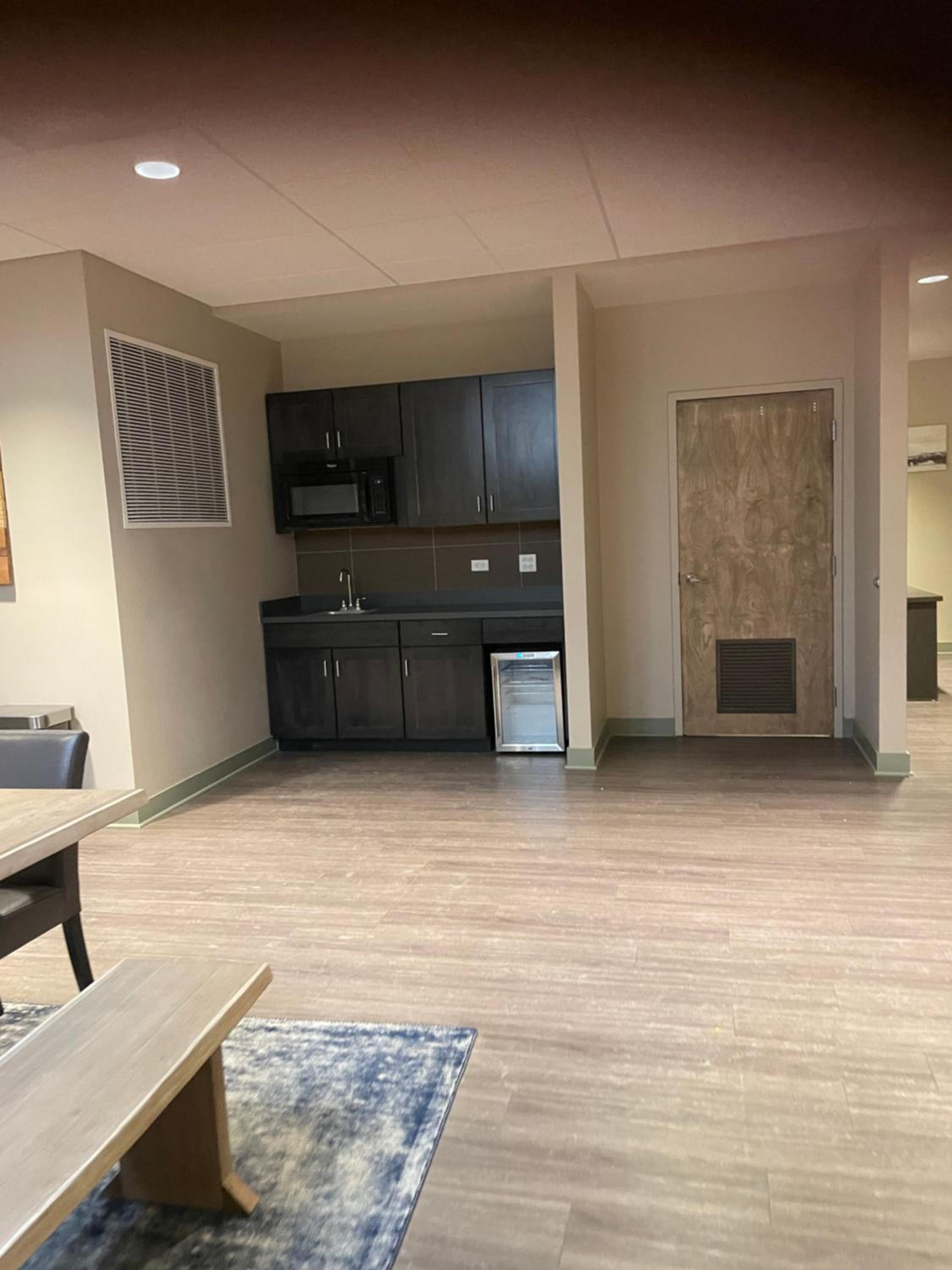 Riverfront Retreat Just 7 Minutes from the Resort, with a Hot Tub and Pool walk to downtown