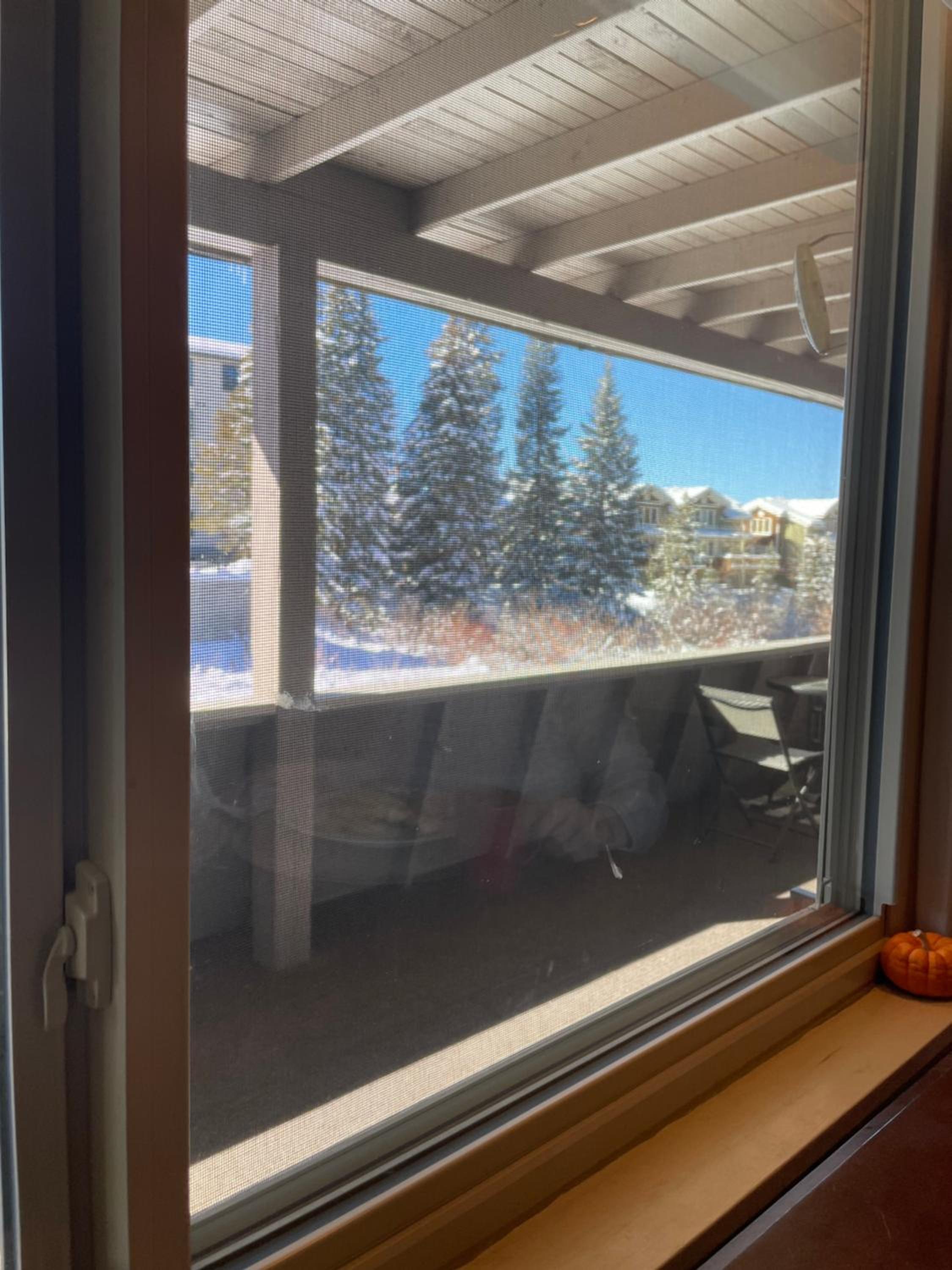 Riverfront Retreat Just 7 Minutes from the Resort, with a Hot Tub and Pool walk to downtown
