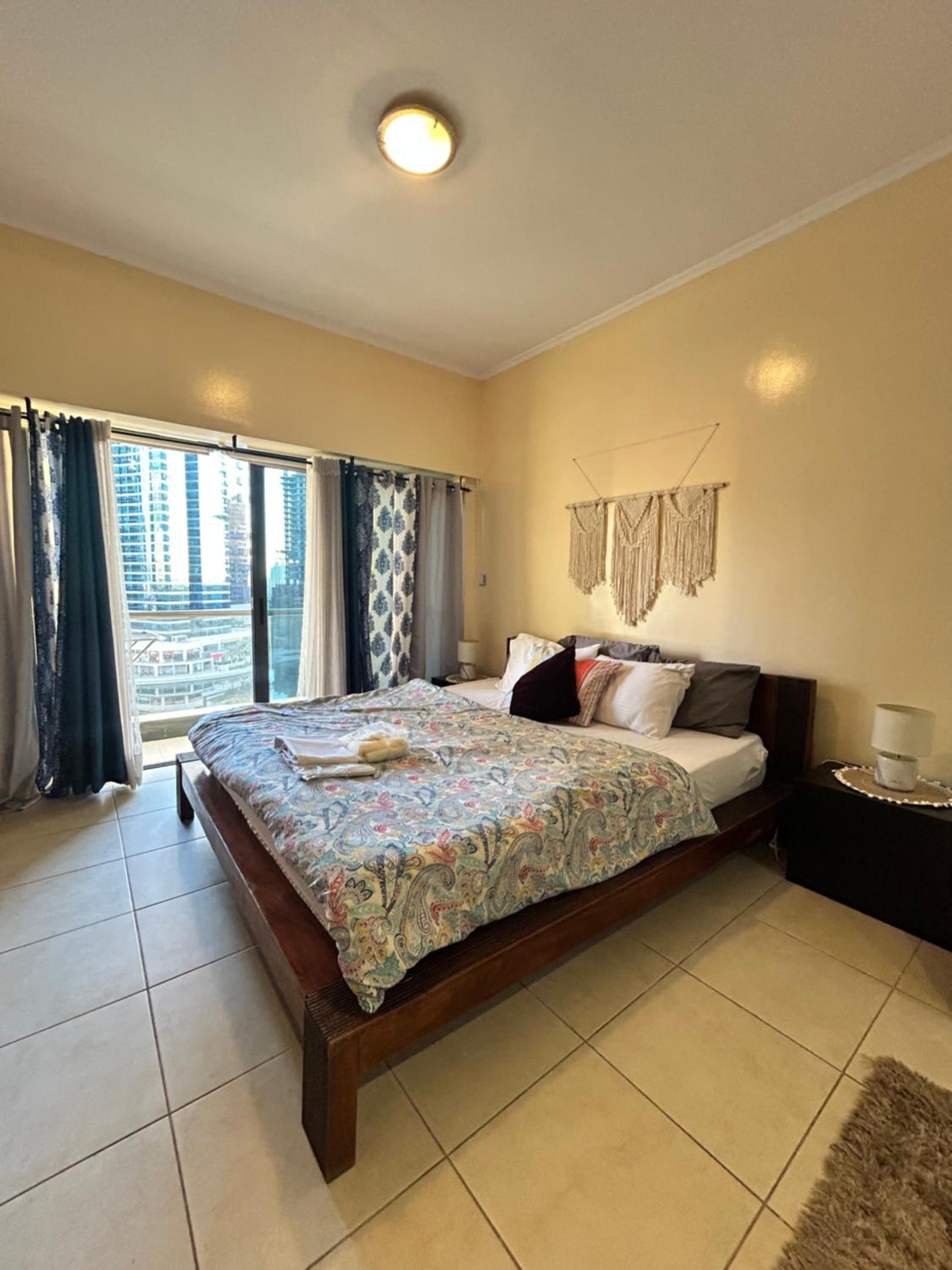 Click Stay - JLT - Studio & Balcony Lakes view Entire Apartment -RA