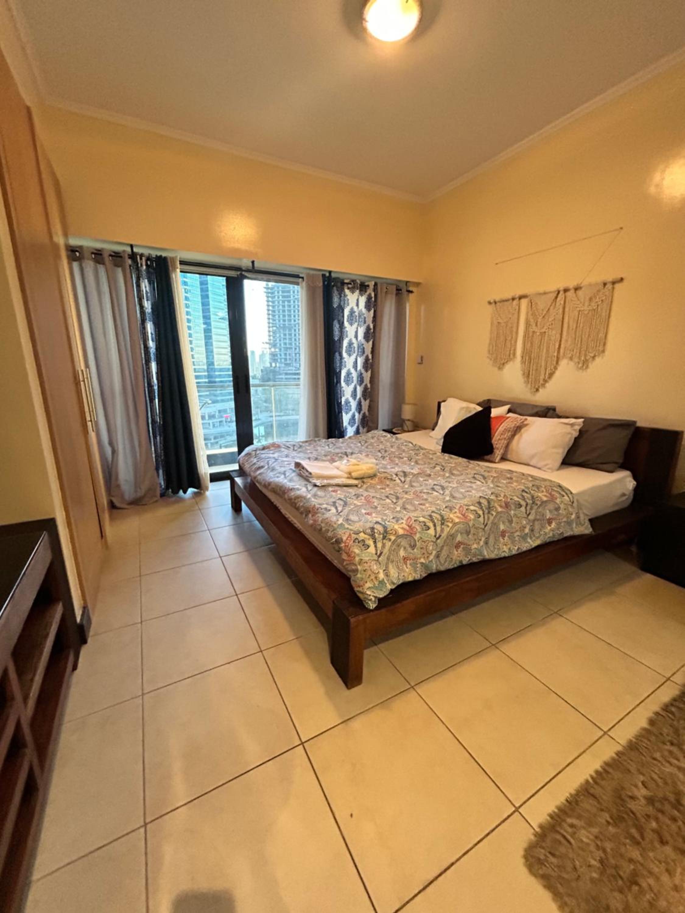 Click Stay - JLT - Studio & Balcony Lakes view Entire Apartment -RA