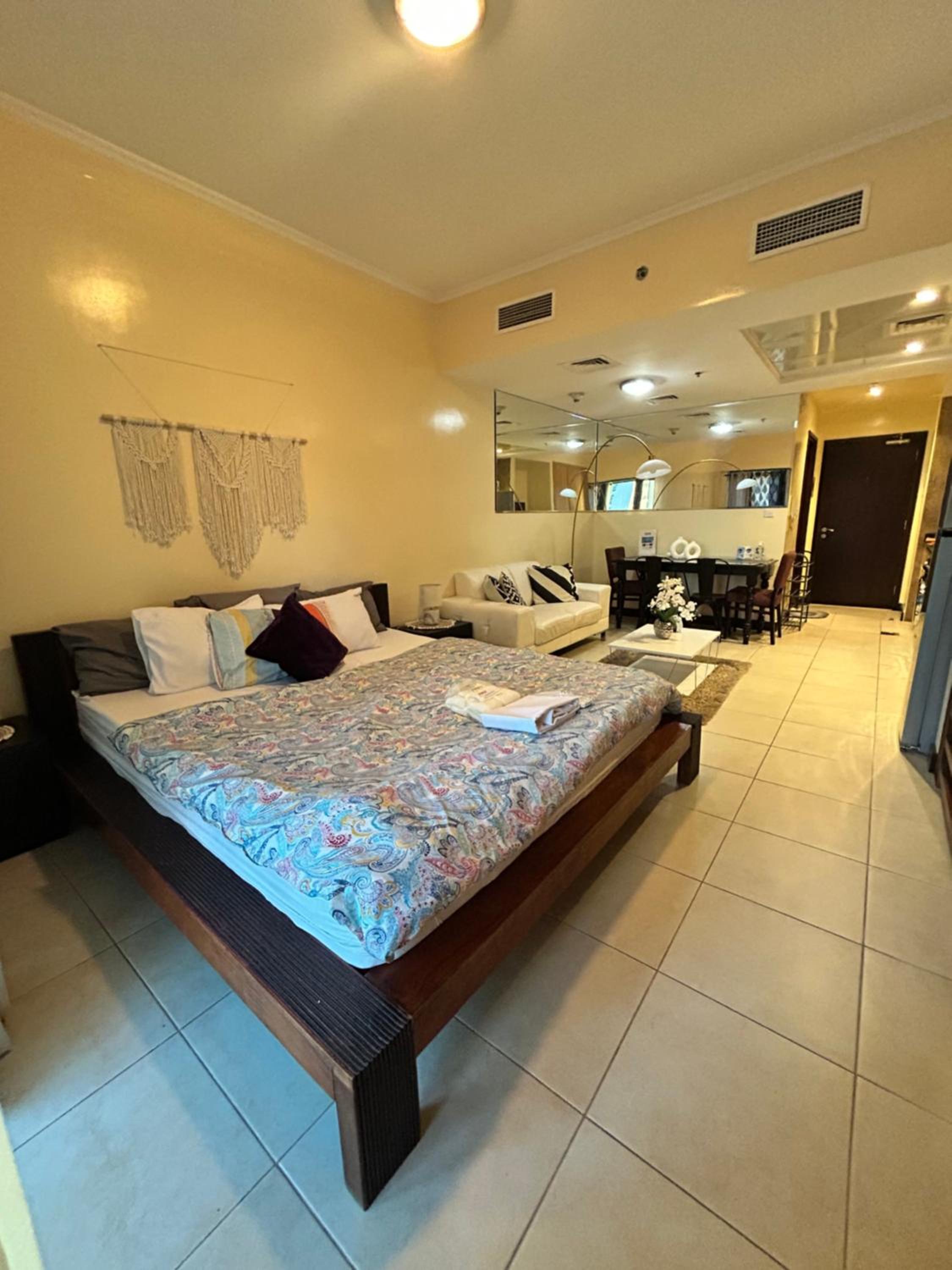 Click Stay - JLT - Studio & Balcony Lakes view Entire Apartment -RA
