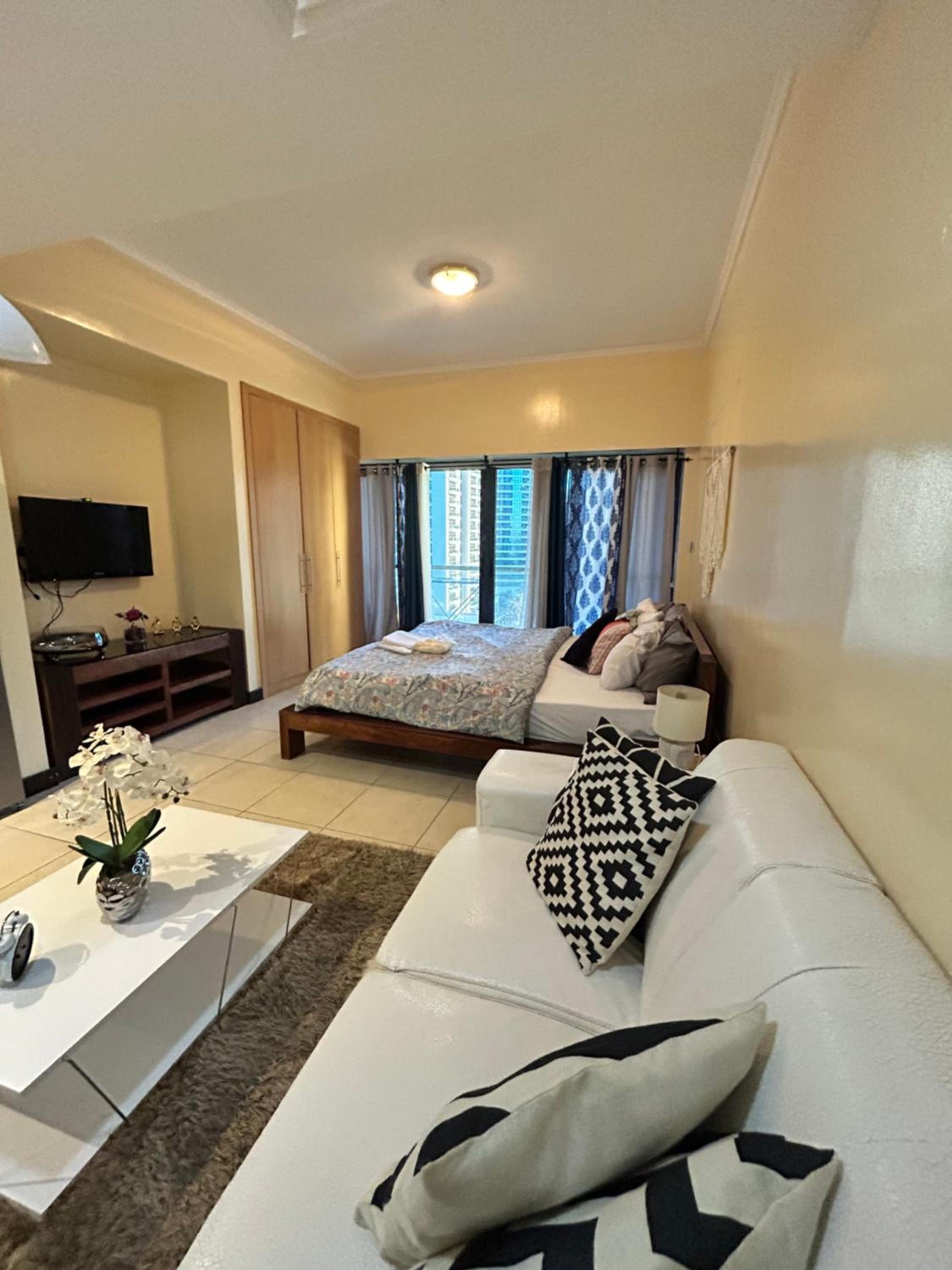Click Stay - JLT - Studio & Balcony Lakes view Entire Apartment -RA