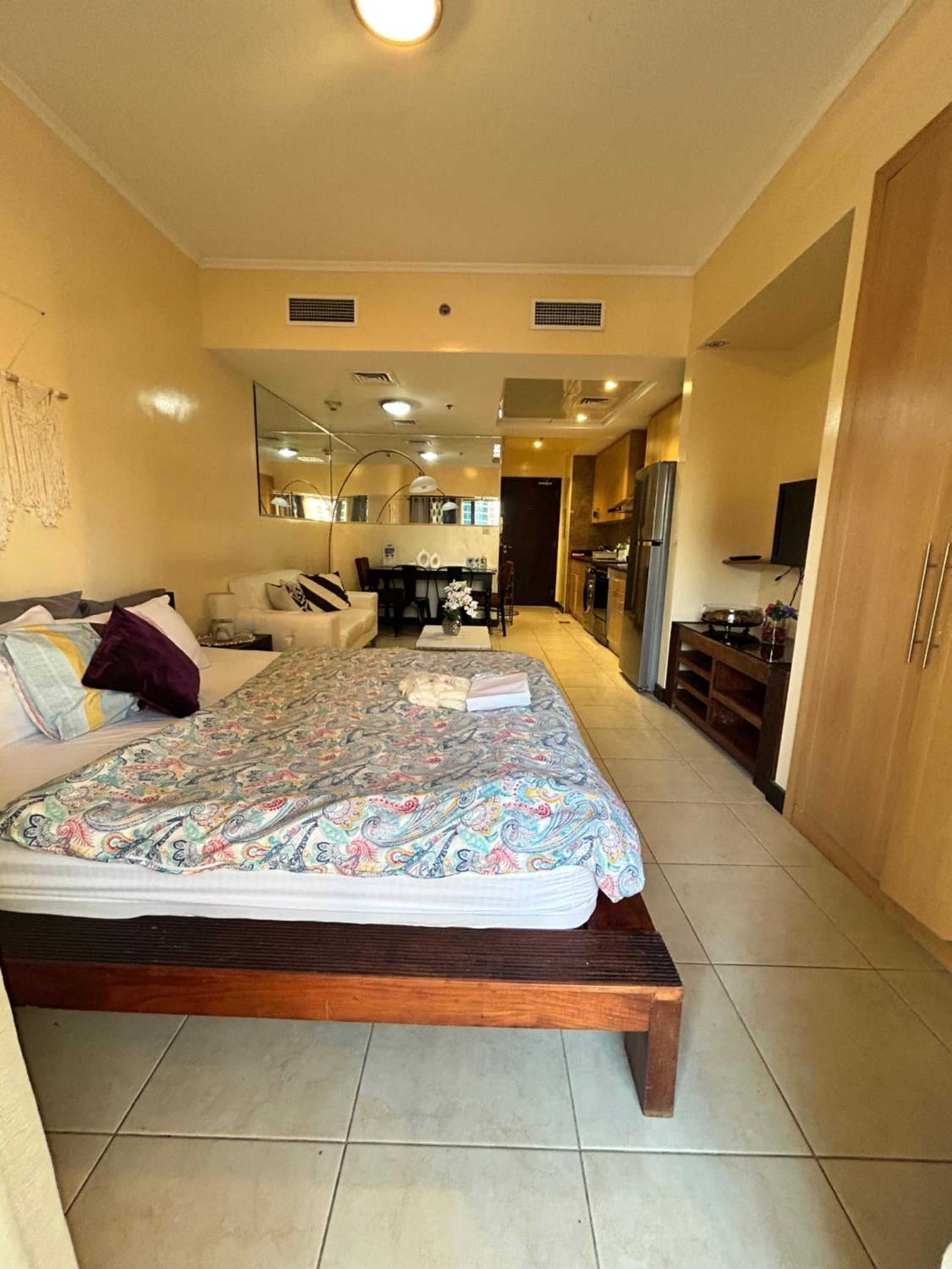 Click Stay - JLT - Studio & Balcony Lakes view Entire Apartment -RA
