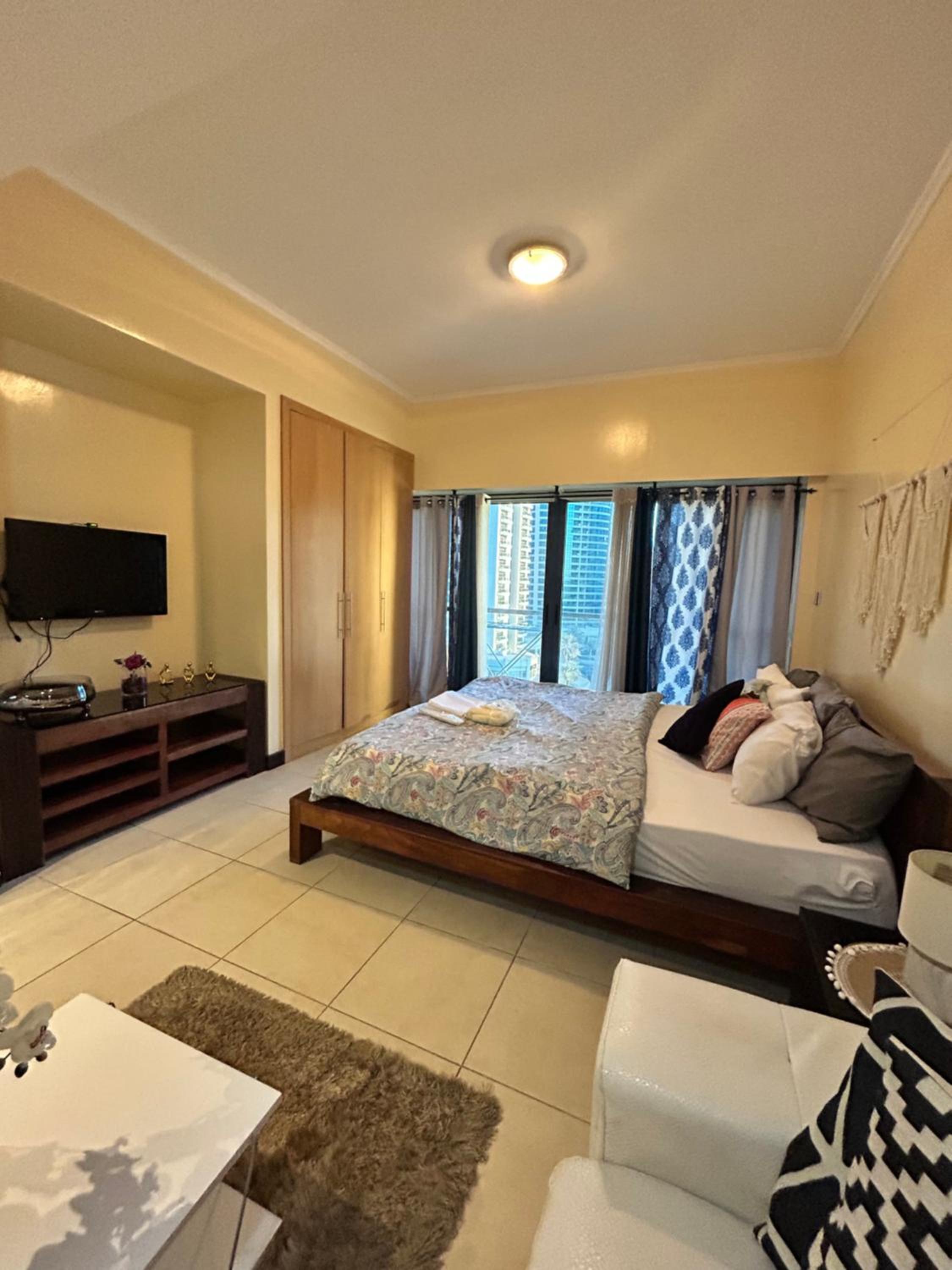Click Stay - JLT - Studio & Balcony Lakes view Entire Apartment -RA
