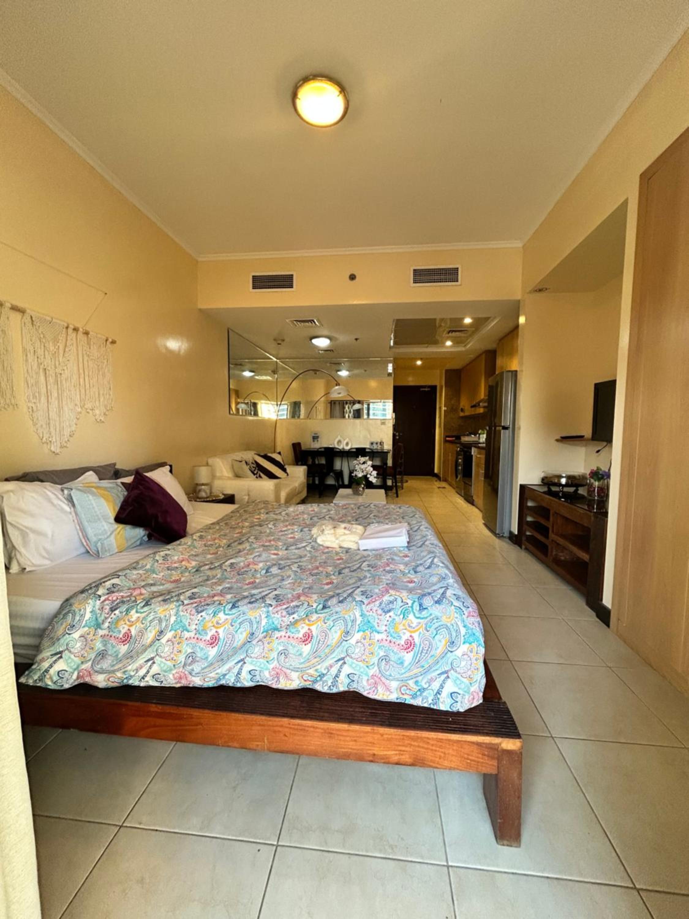 Click Stay - JLT - Studio & Balcony Lakes view Entire Apartment -RA