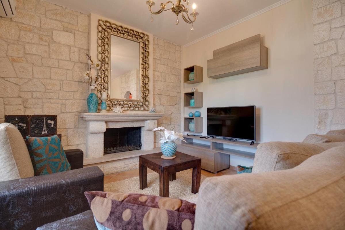 Luxury 2br apartment 50m from beach view 2