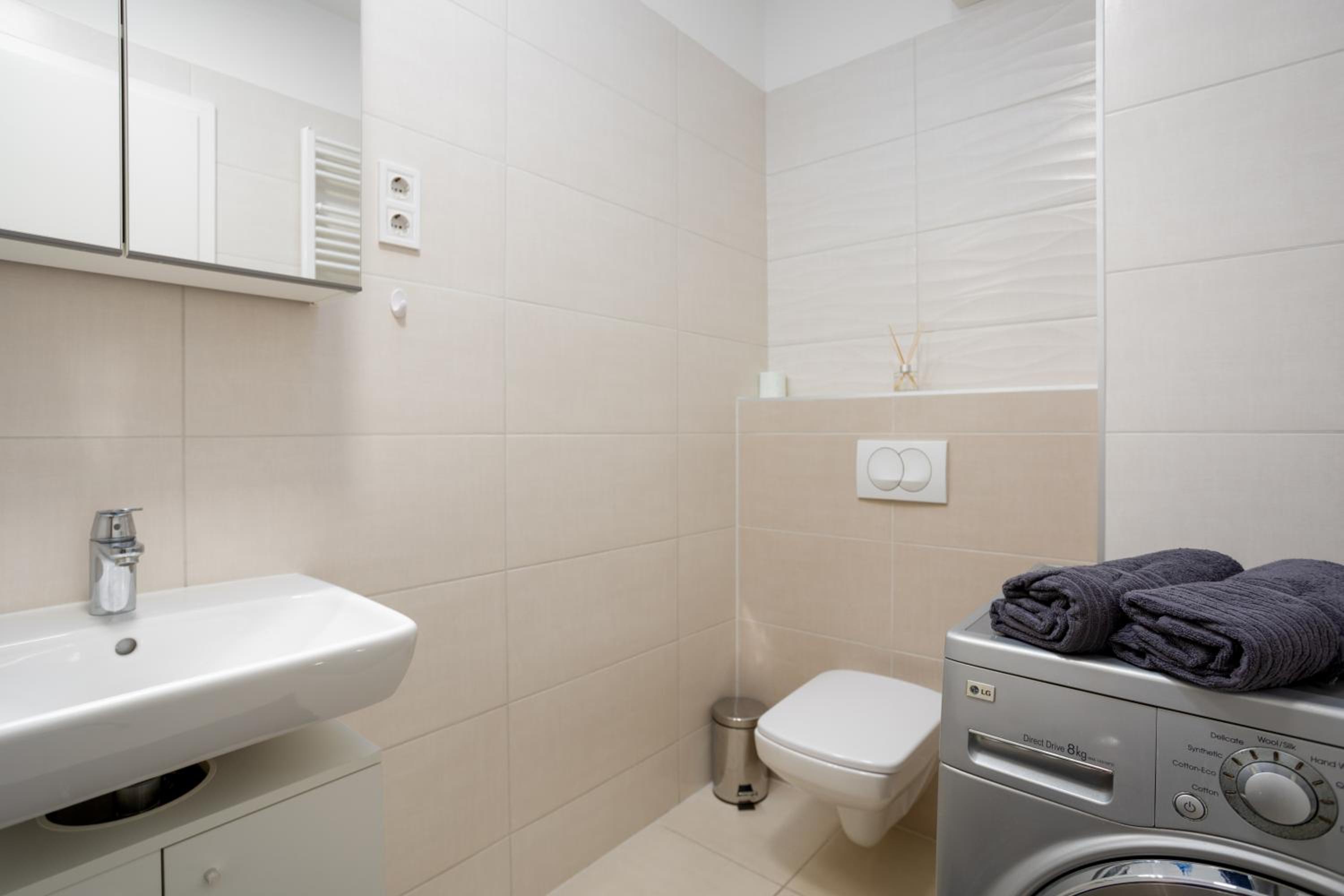 Waterfront City Azure Loft with FREE PARKING