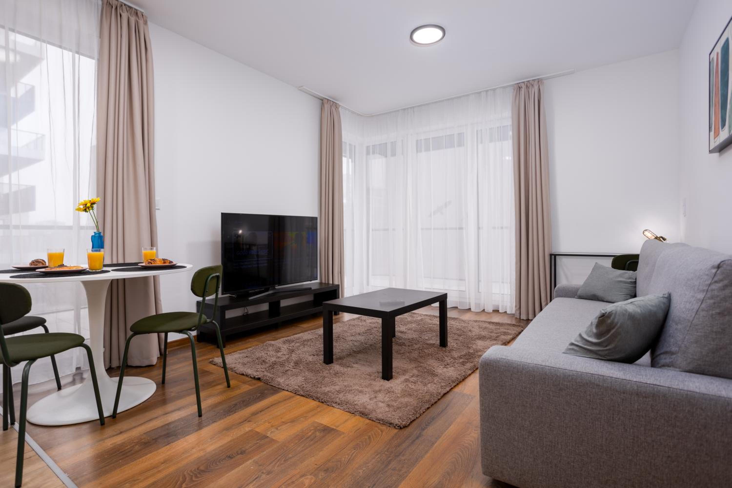 Waterfront City Azure Loft with FREE PARKING