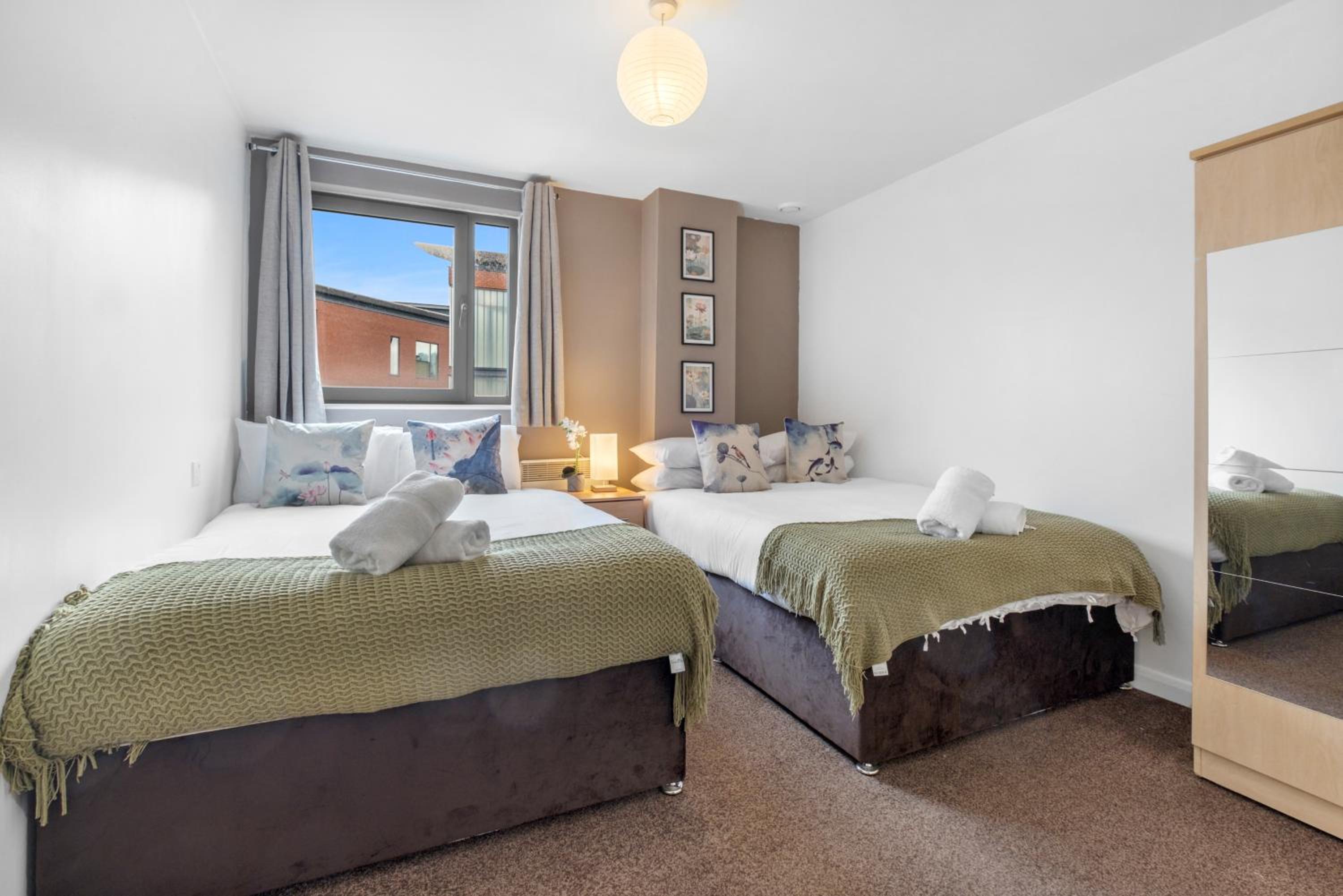 Orient City Loft with Free Parking, Balcony, and Netflix