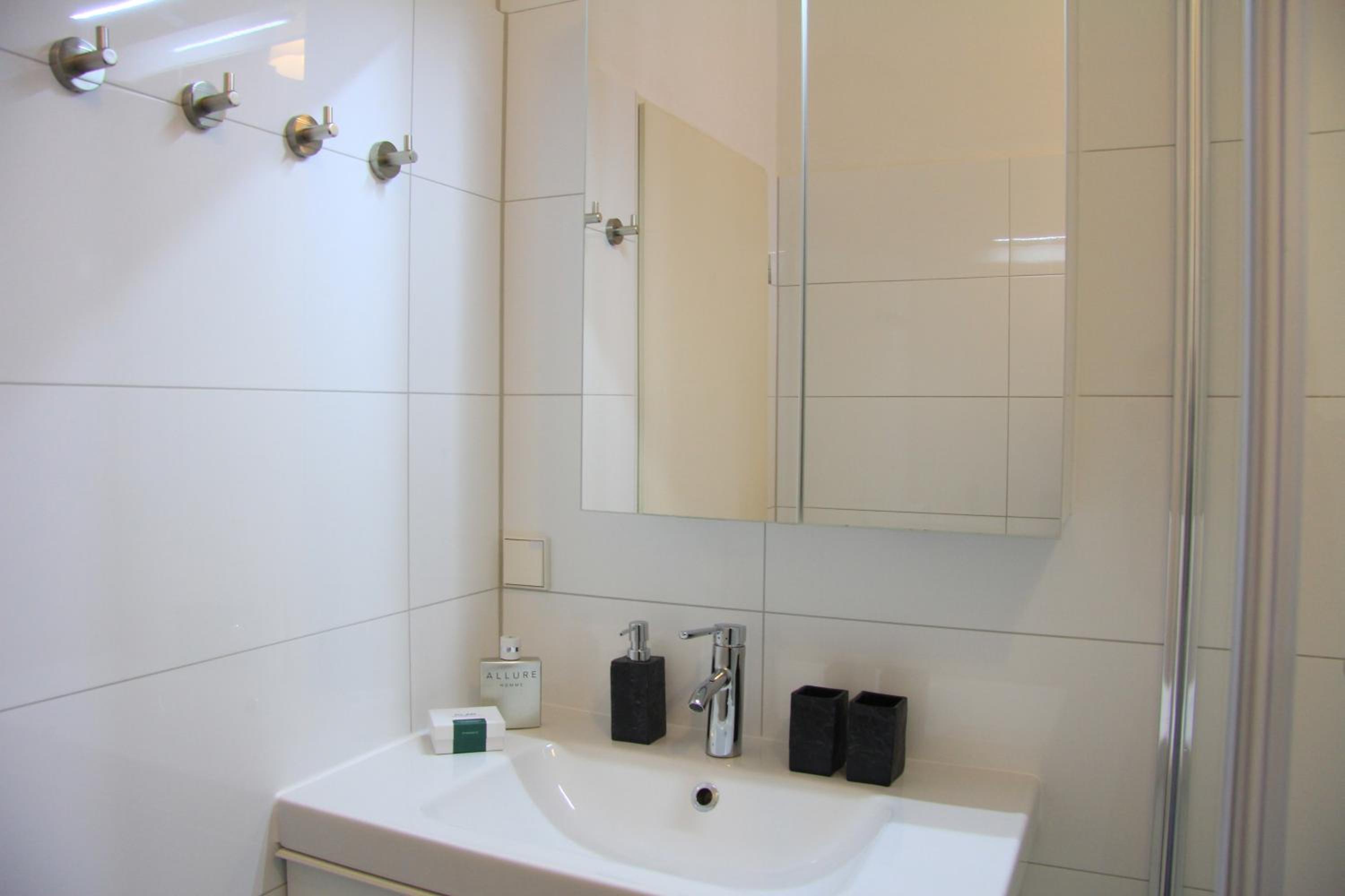 Nollendorf Apartments - 1 separate bedroom and 1 living room with sofa bed in Motzstraße