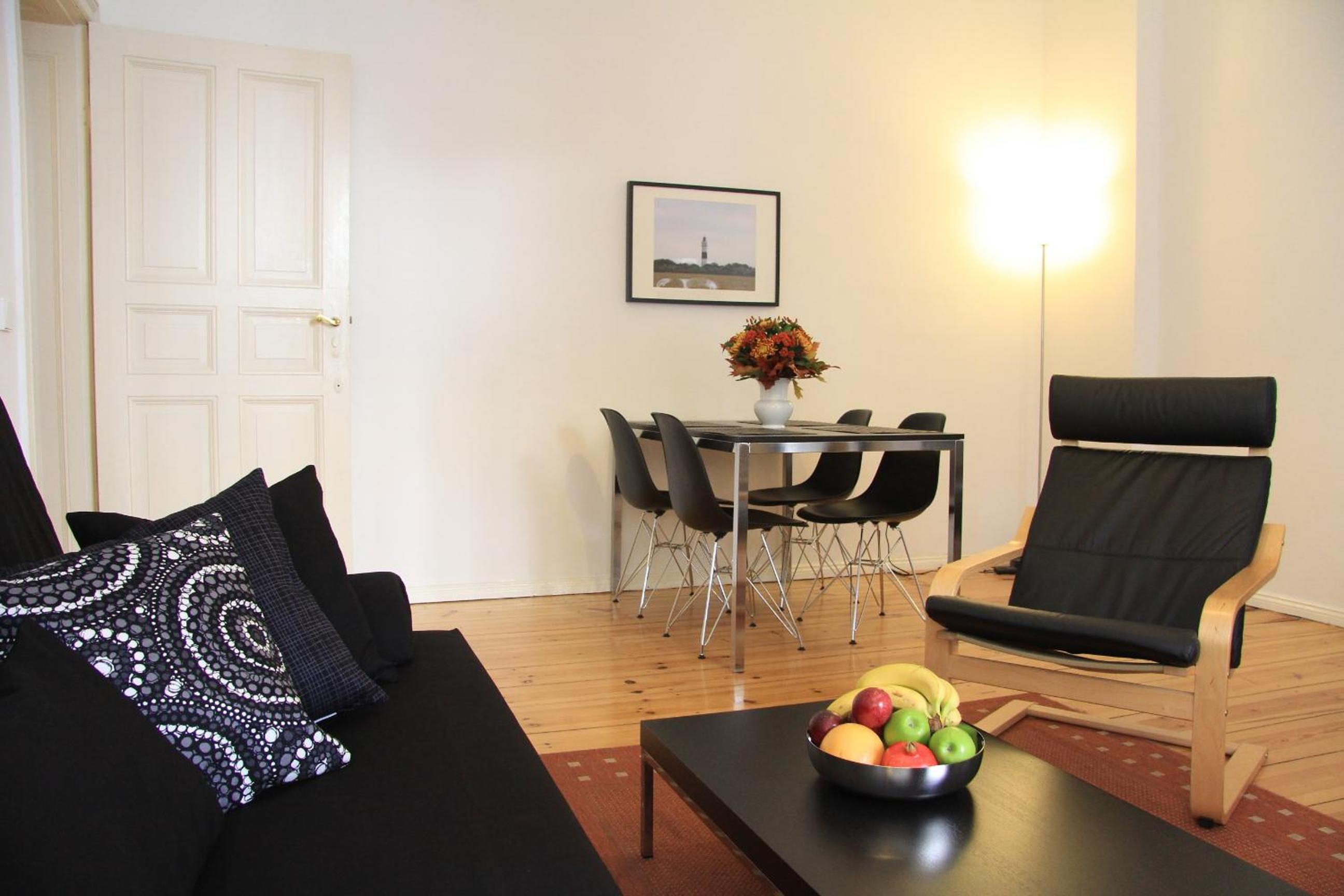Nollendorf Apartments - 1 separate bedroom and 1 living room with sofa bed in Motzstraße