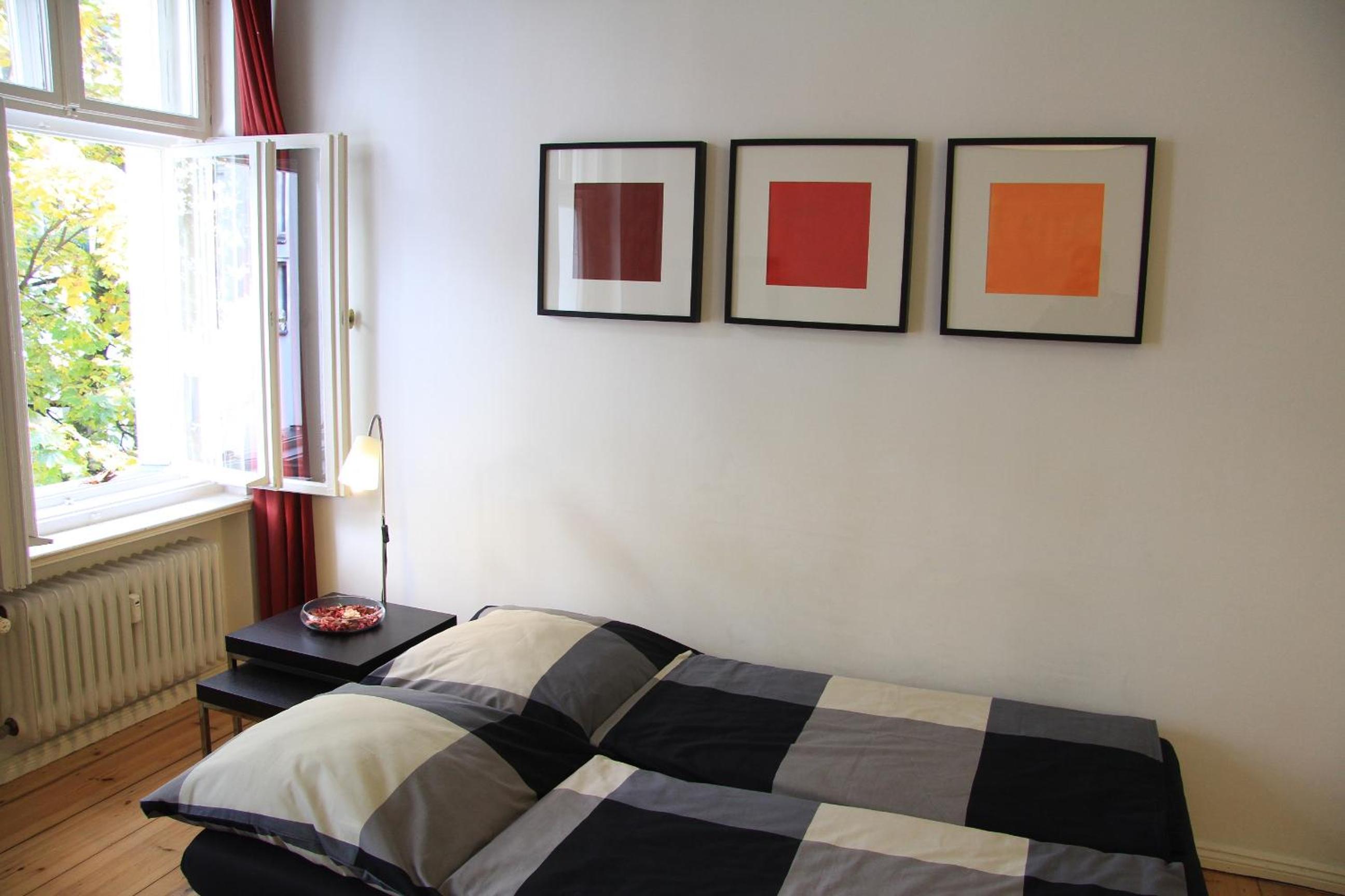 Nollendorf Apartments - 1 separate bedroom and 1 living room with sofa bed in Motzstraße