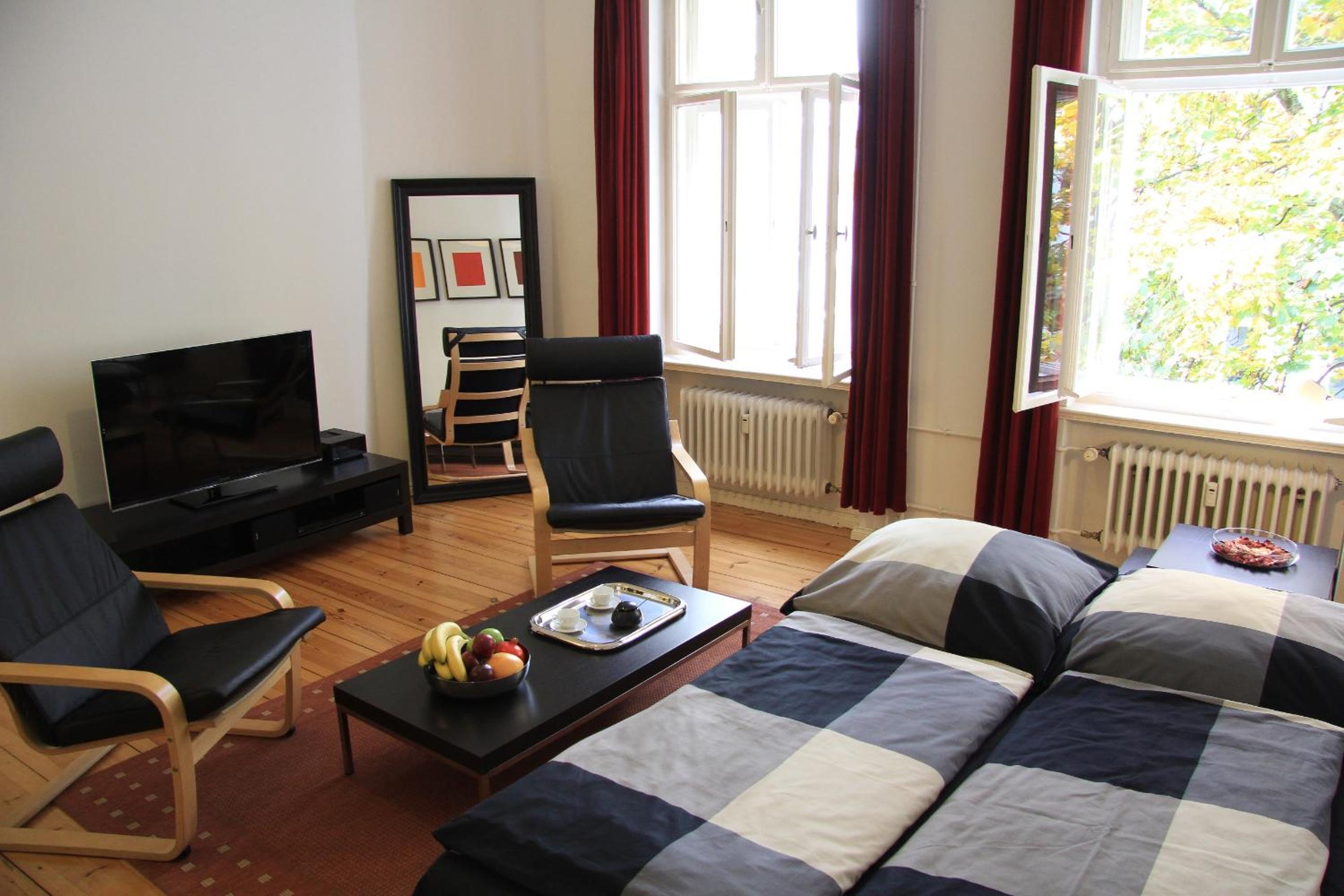 Nollendorf Apartments - 1 separate bedroom and 1 living room with sofa bed in Motzstraße