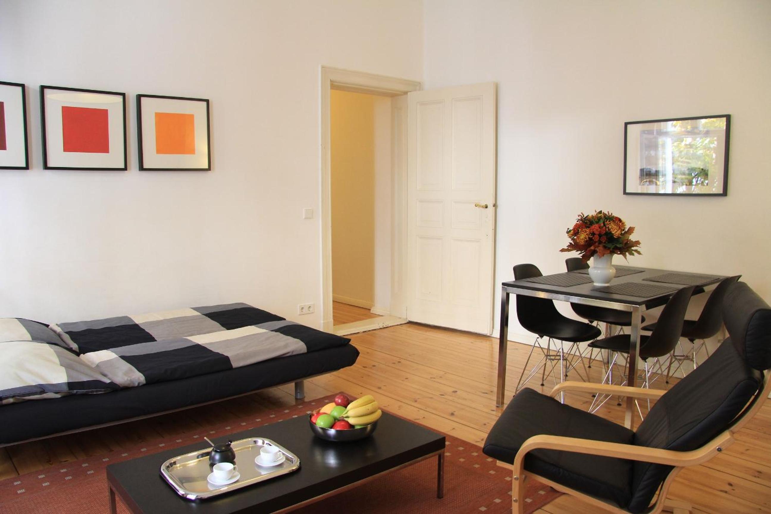 Nollendorf Apartments - 1 separate bedroom and 1 living room with sofa bed in Motzstraße