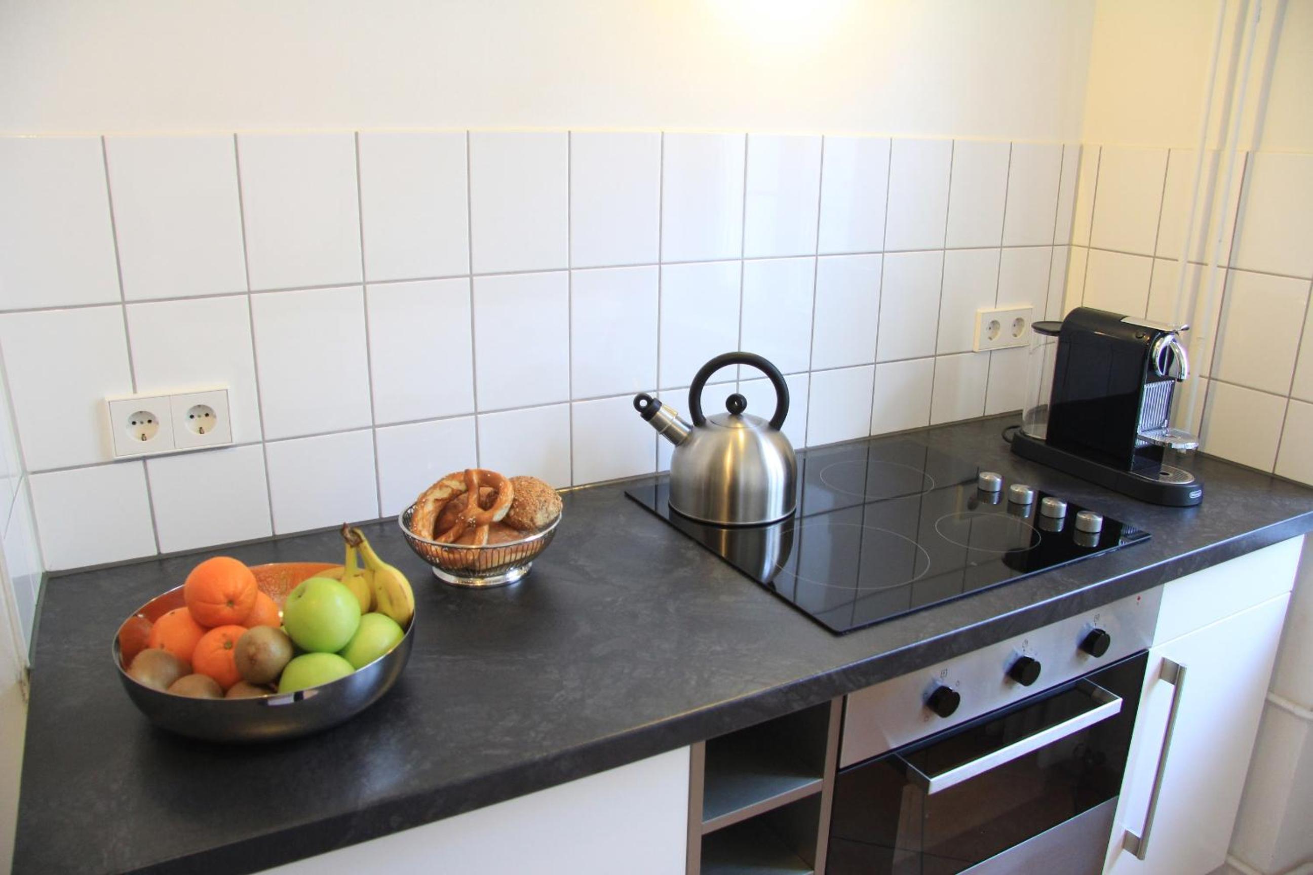 Nollendorf Apartments - 1 separate bedroom and 1 living room with sofa bed in Motzstraße