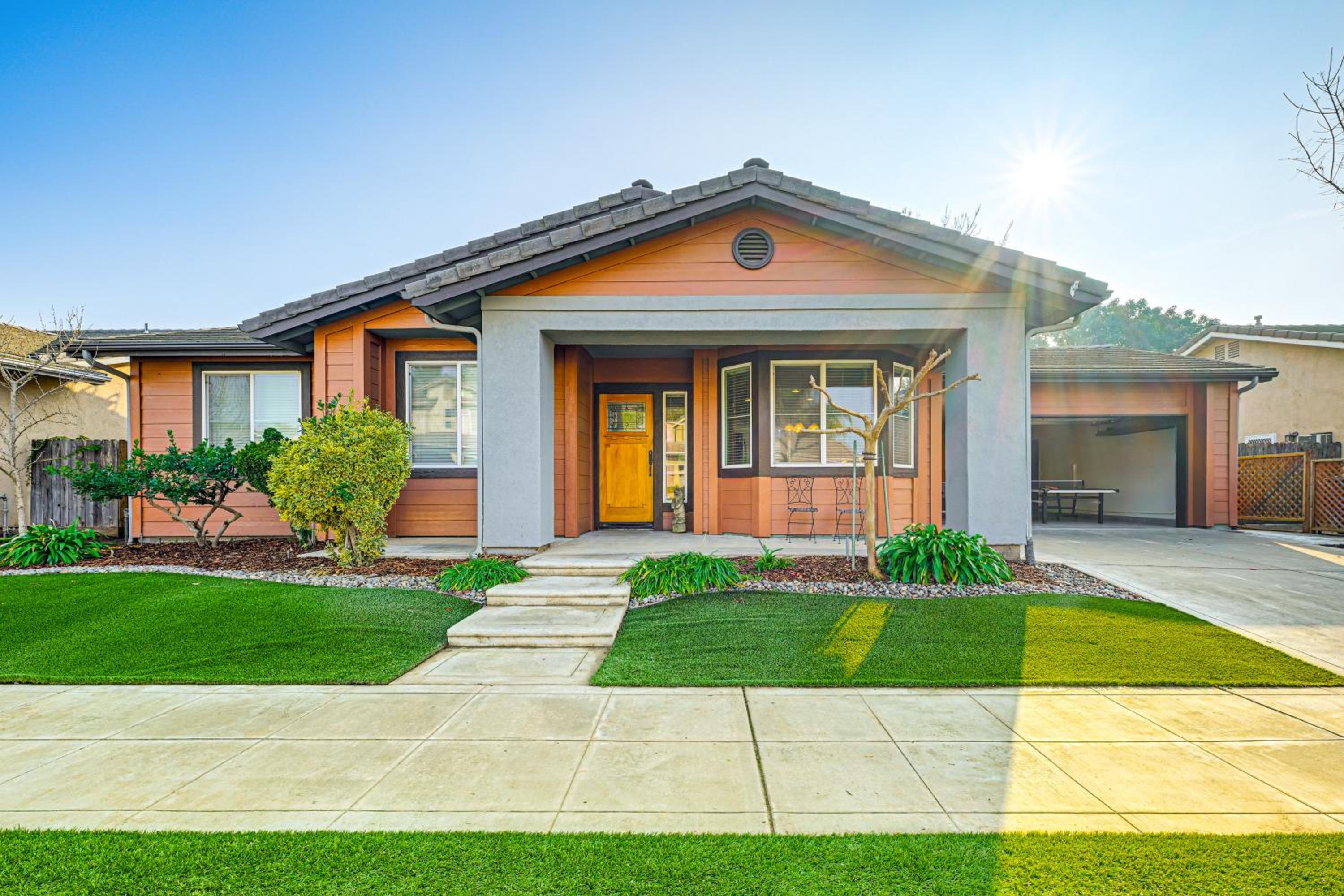 26 Mi to Fresno Pet-Friendly Home in Reedley!