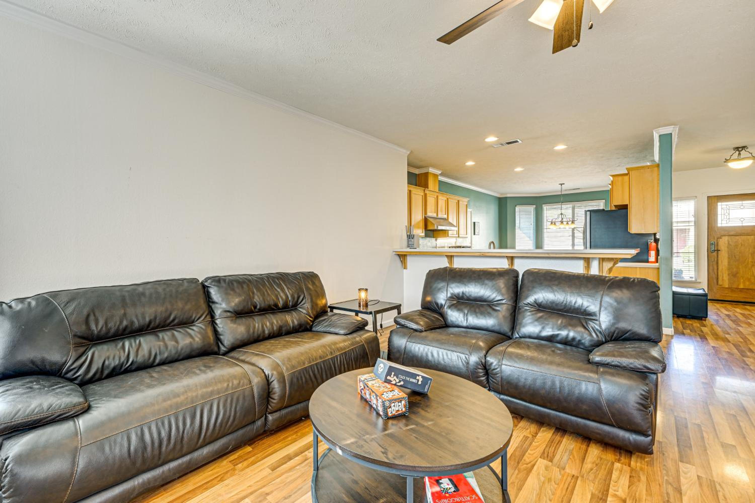 26 Mi to Fresno Pet-Friendly Home in Reedley!