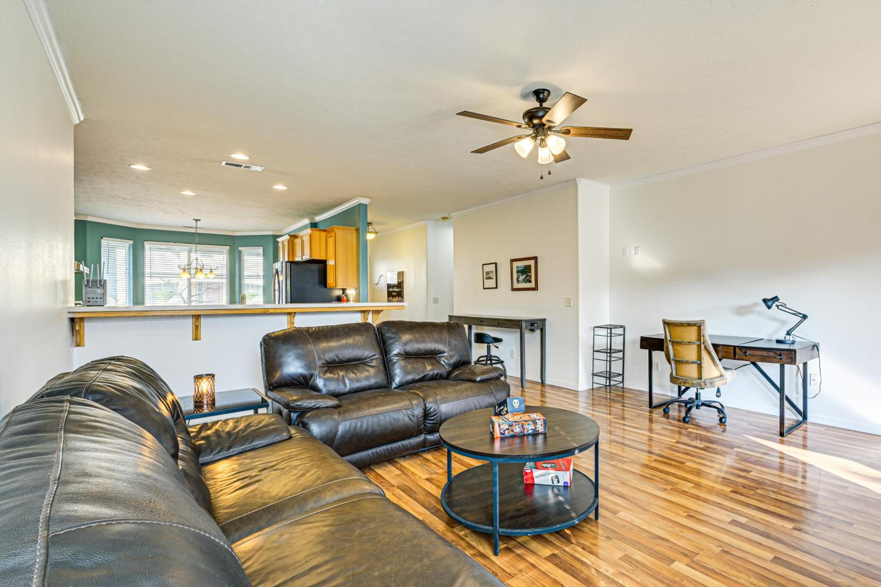 26 Mi to Fresno Pet-Friendly Home in Reedley!