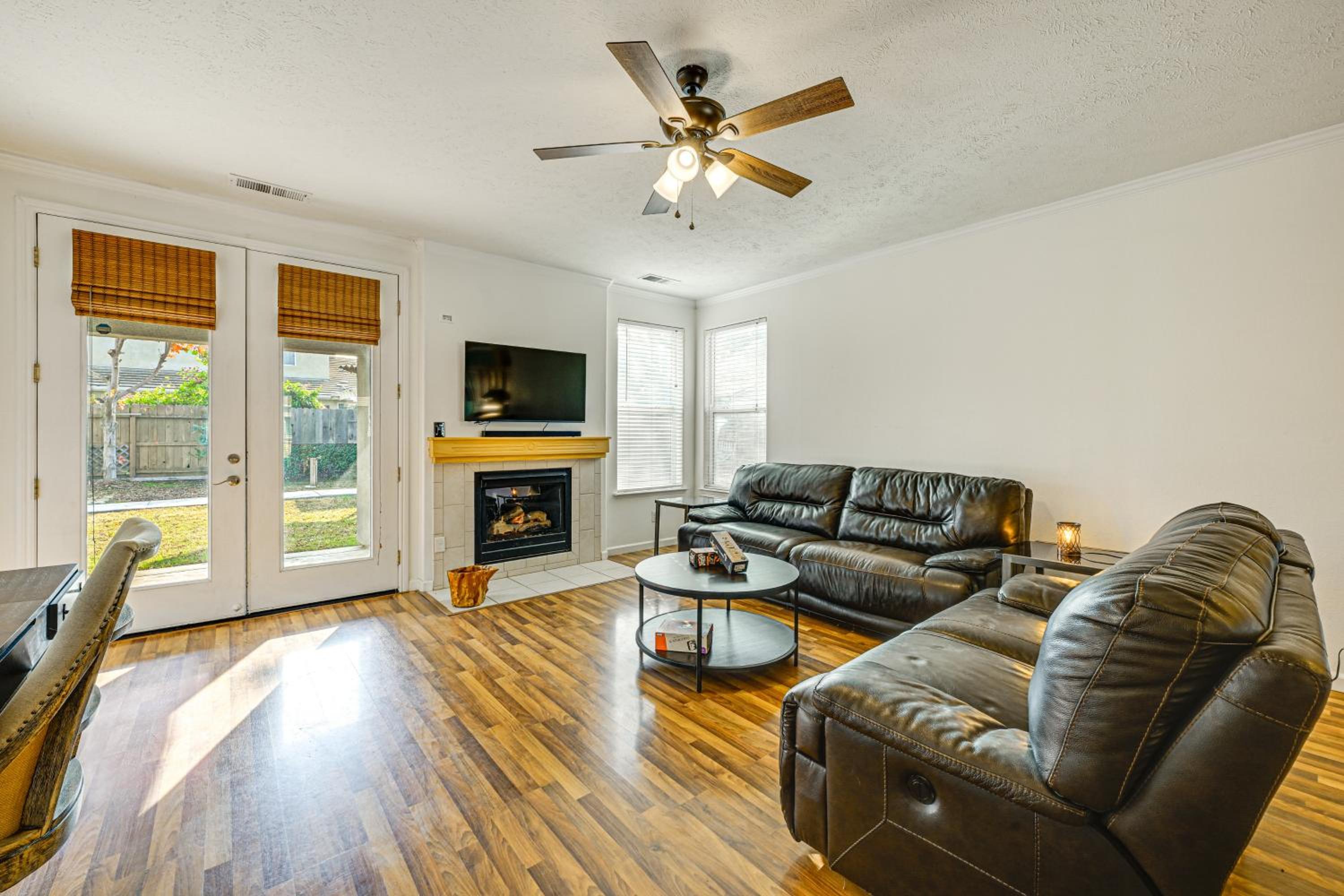 26 Mi to Fresno Pet-Friendly Home in Reedley!