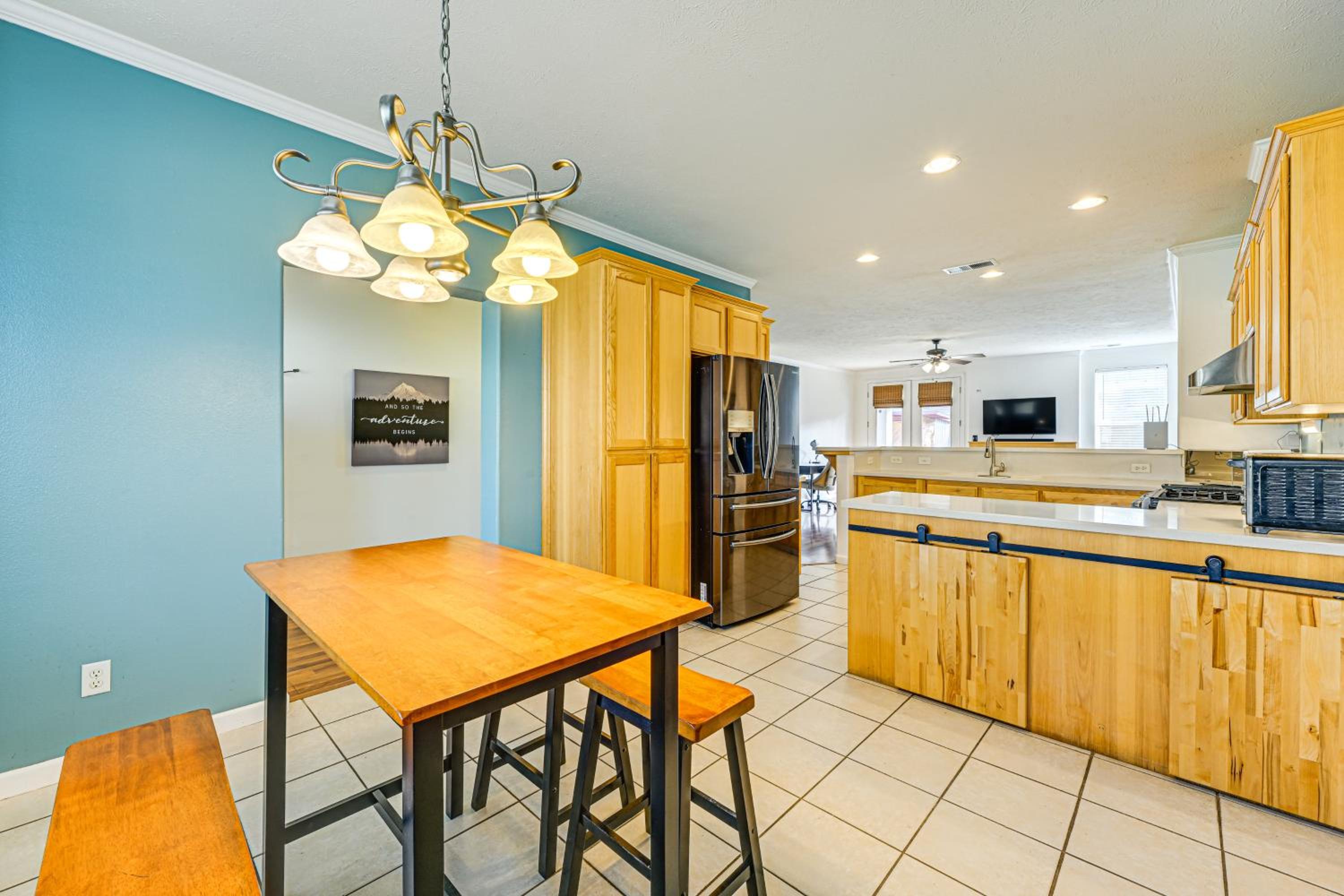 26 Mi to Fresno Pet-Friendly Home in Reedley!