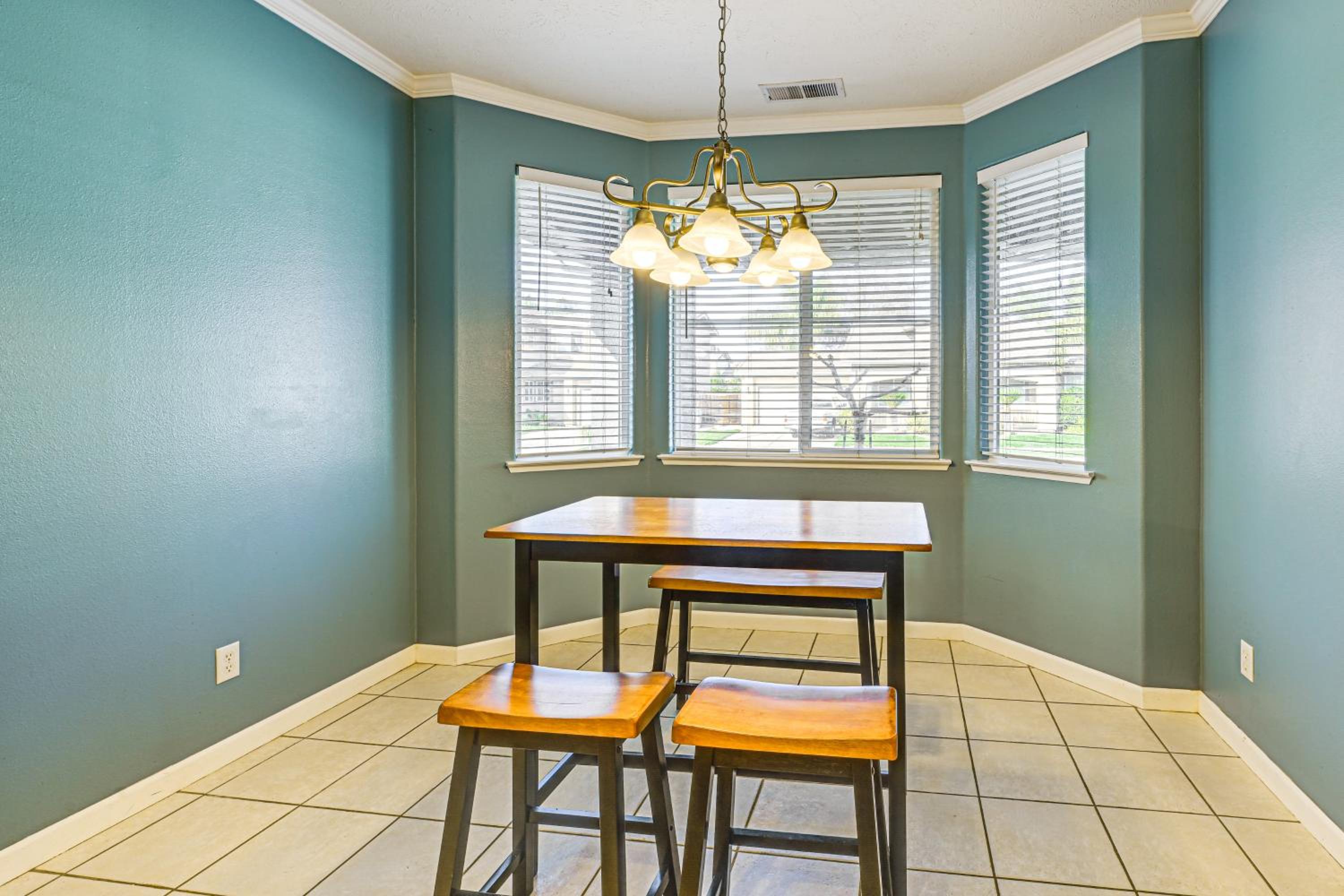 26 Mi to Fresno Pet-Friendly Home in Reedley!