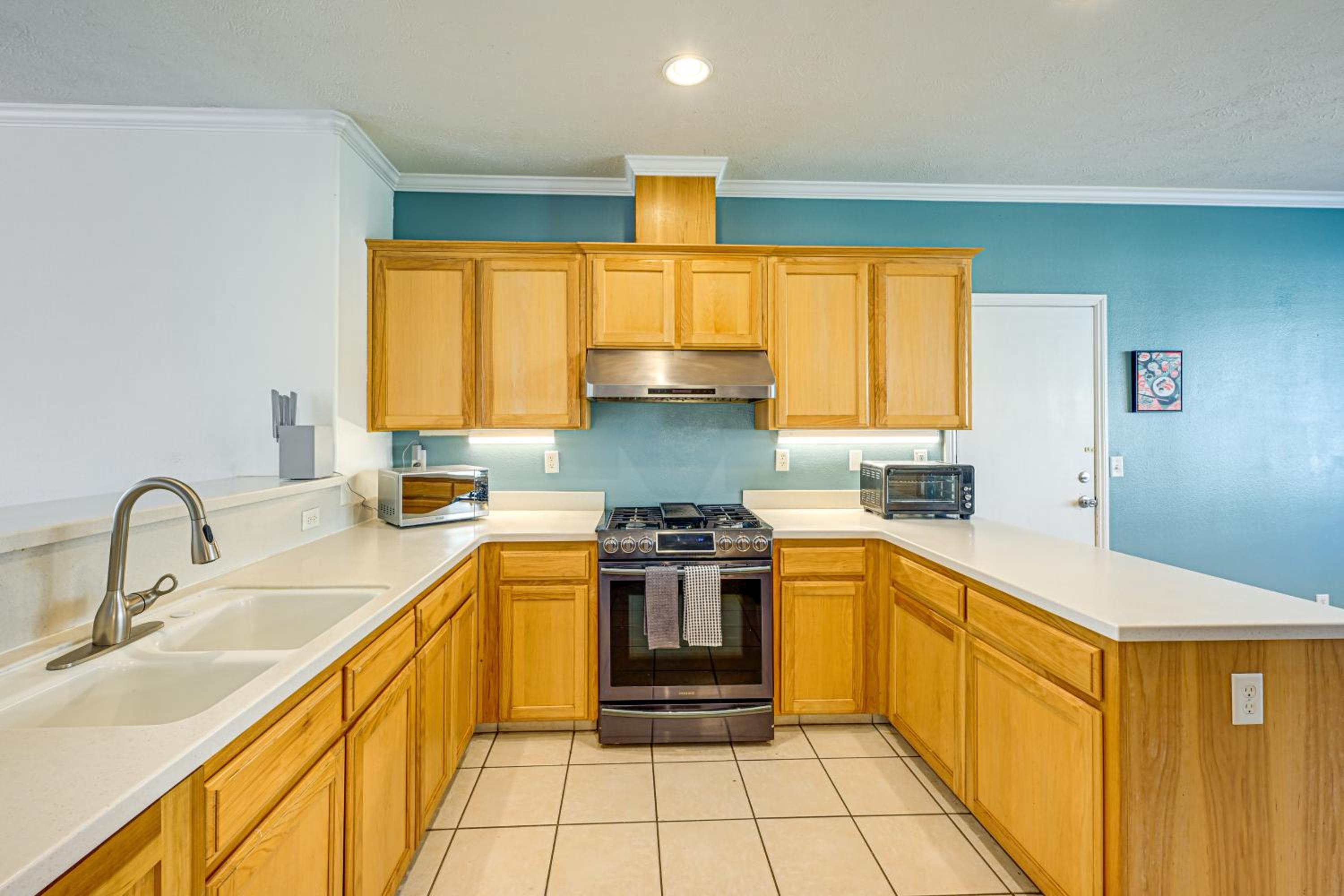 26 Mi to Fresno Pet-Friendly Home in Reedley!