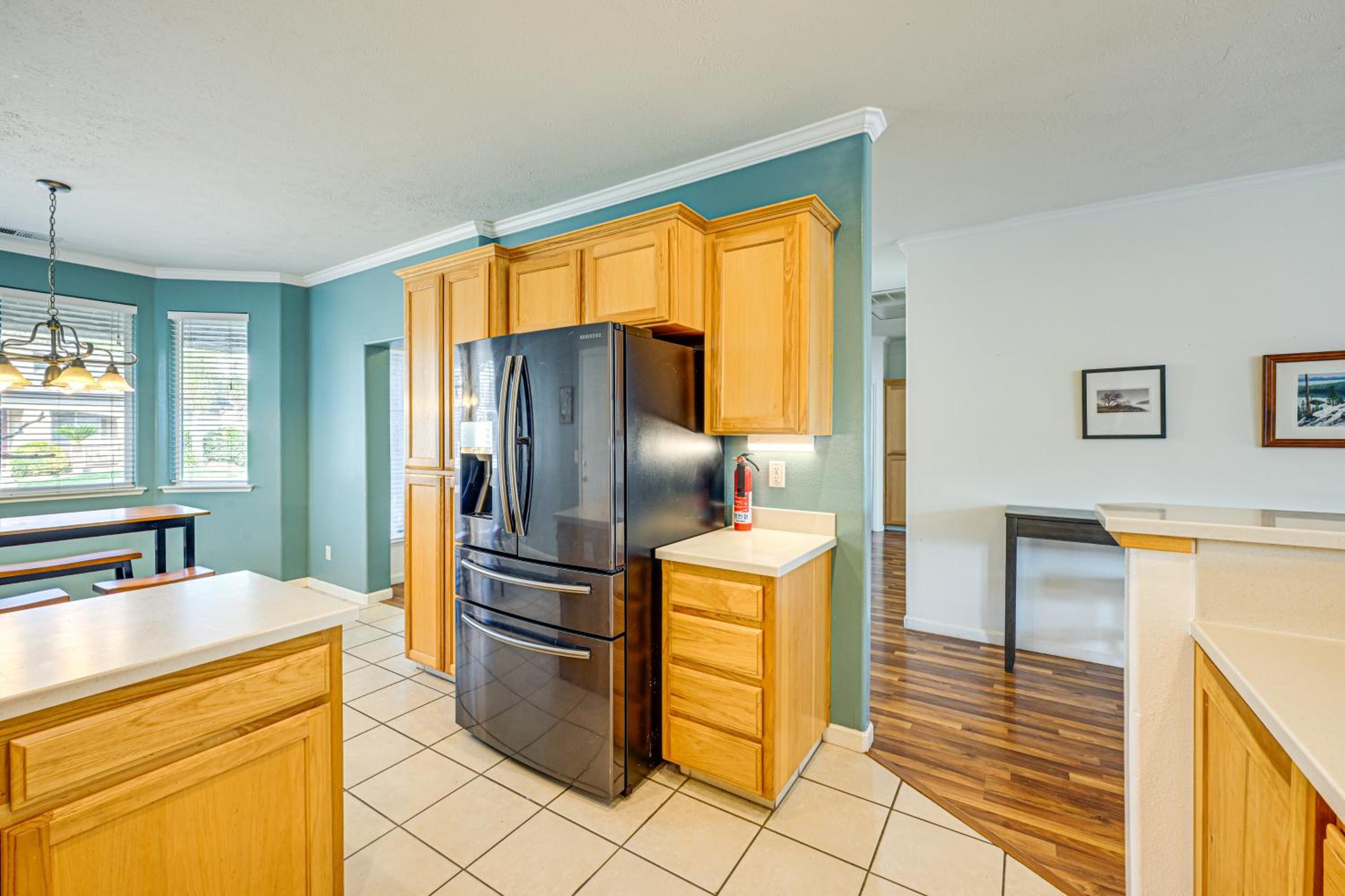 26 Mi to Fresno Pet-Friendly Home in Reedley!