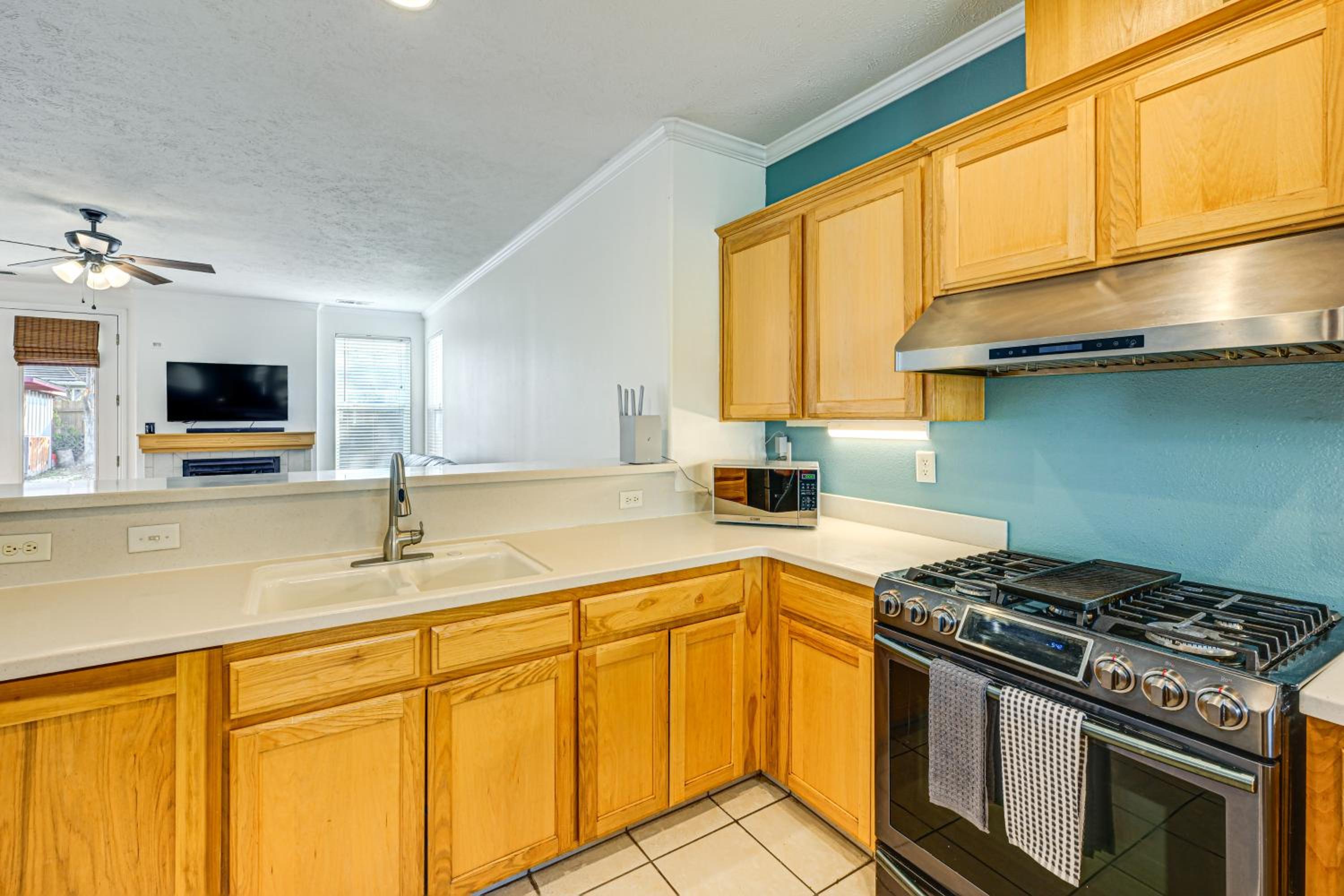 26 Mi to Fresno Pet-Friendly Home in Reedley!